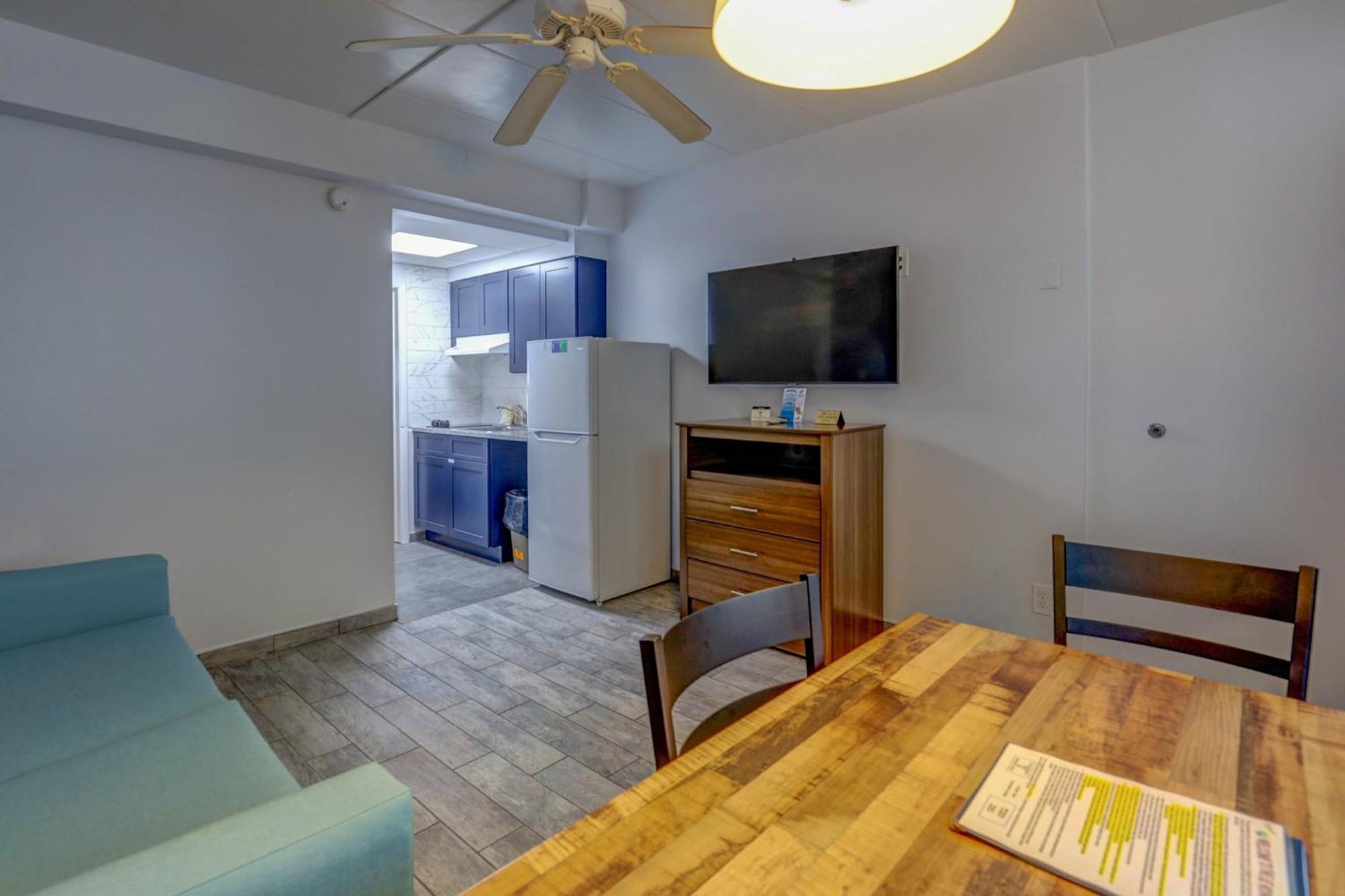 Efficiency Suite One Full One Twin Bed Kitchenette Smoke