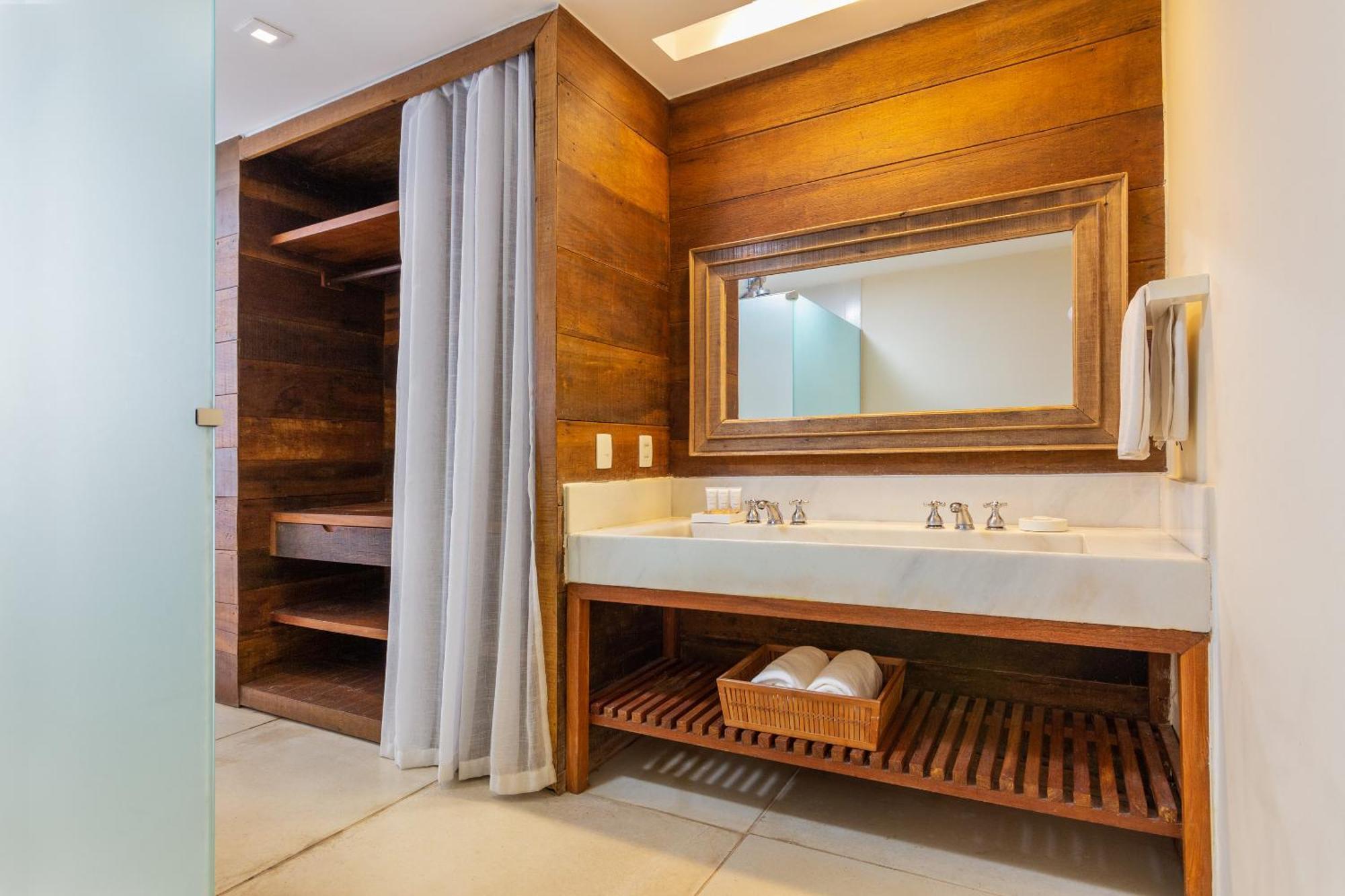 Deluxe Suite Spa Bath