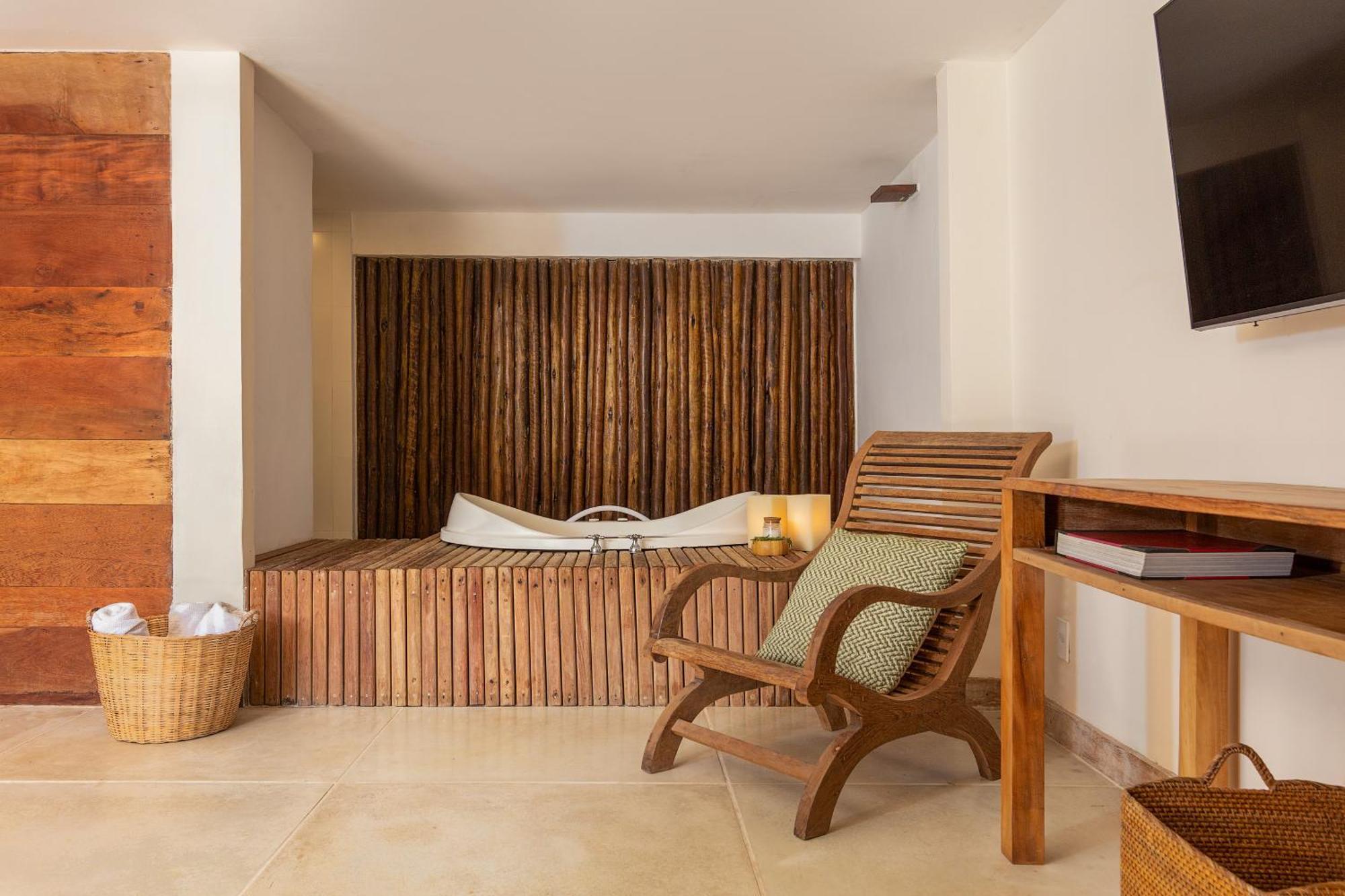 Deluxe Suite Spa Bath