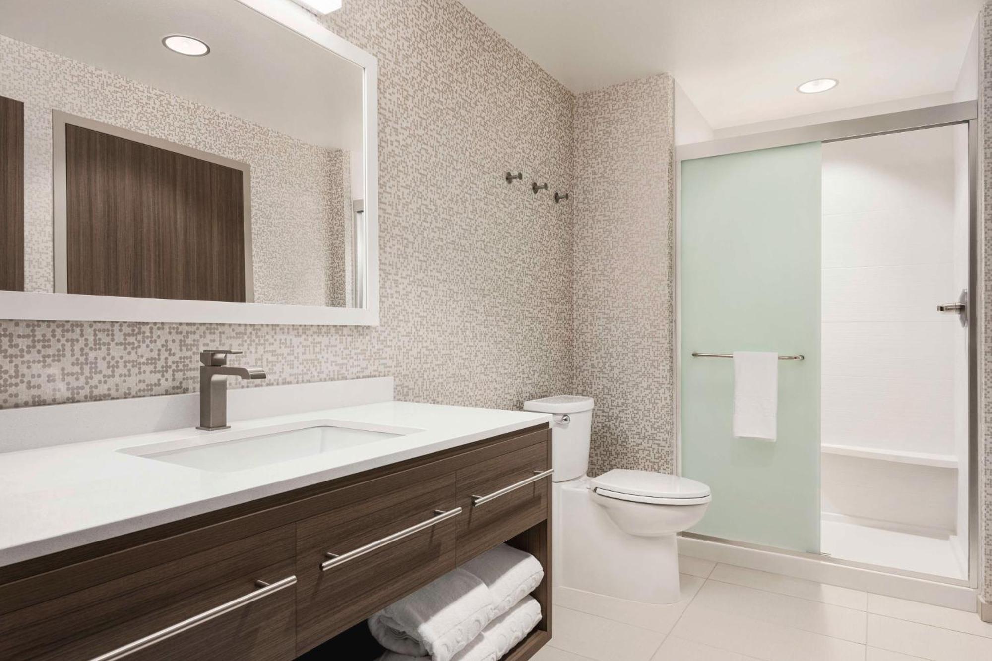 King Suite Accessible Bathtub