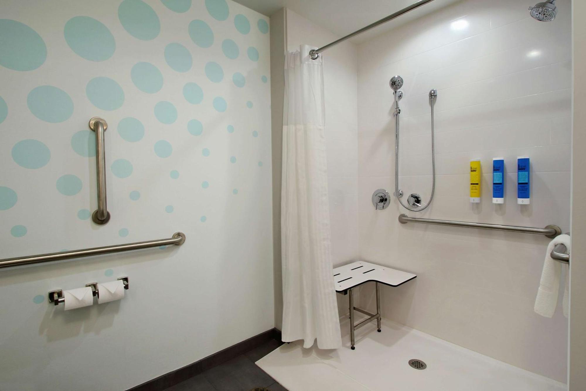 King Room Roll Shower Mobility Hearing Access,1557092641:JPEG