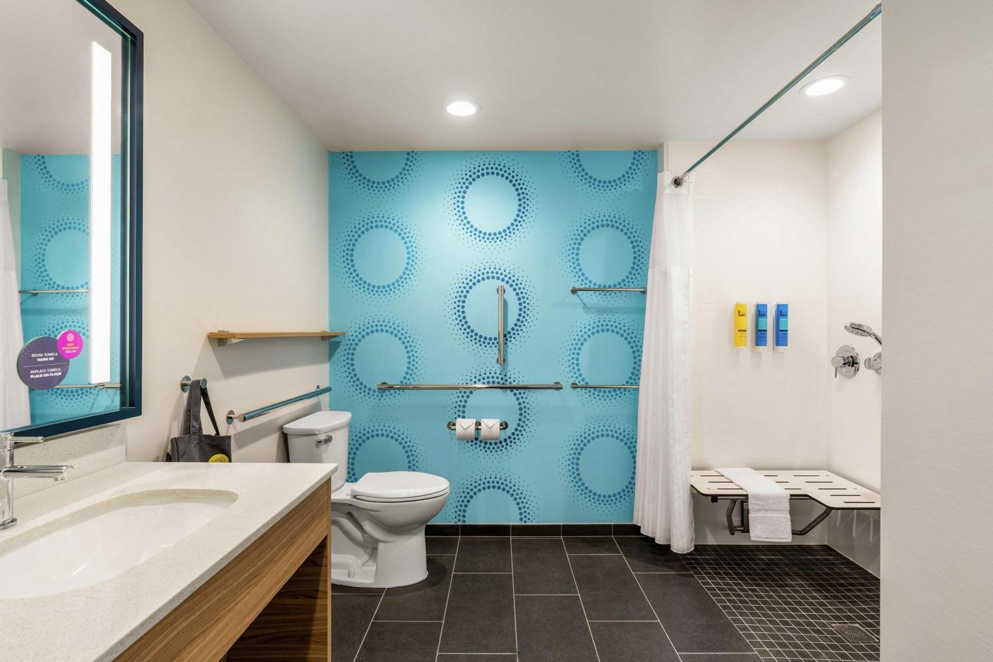 Queen Room Two Queen Beds Roll Shower Mobility Access