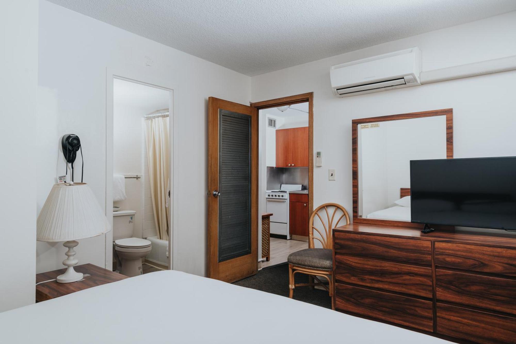1 Bedroom Suite King Sofa Sleeper Full Kitchen,1557278332:JPEG