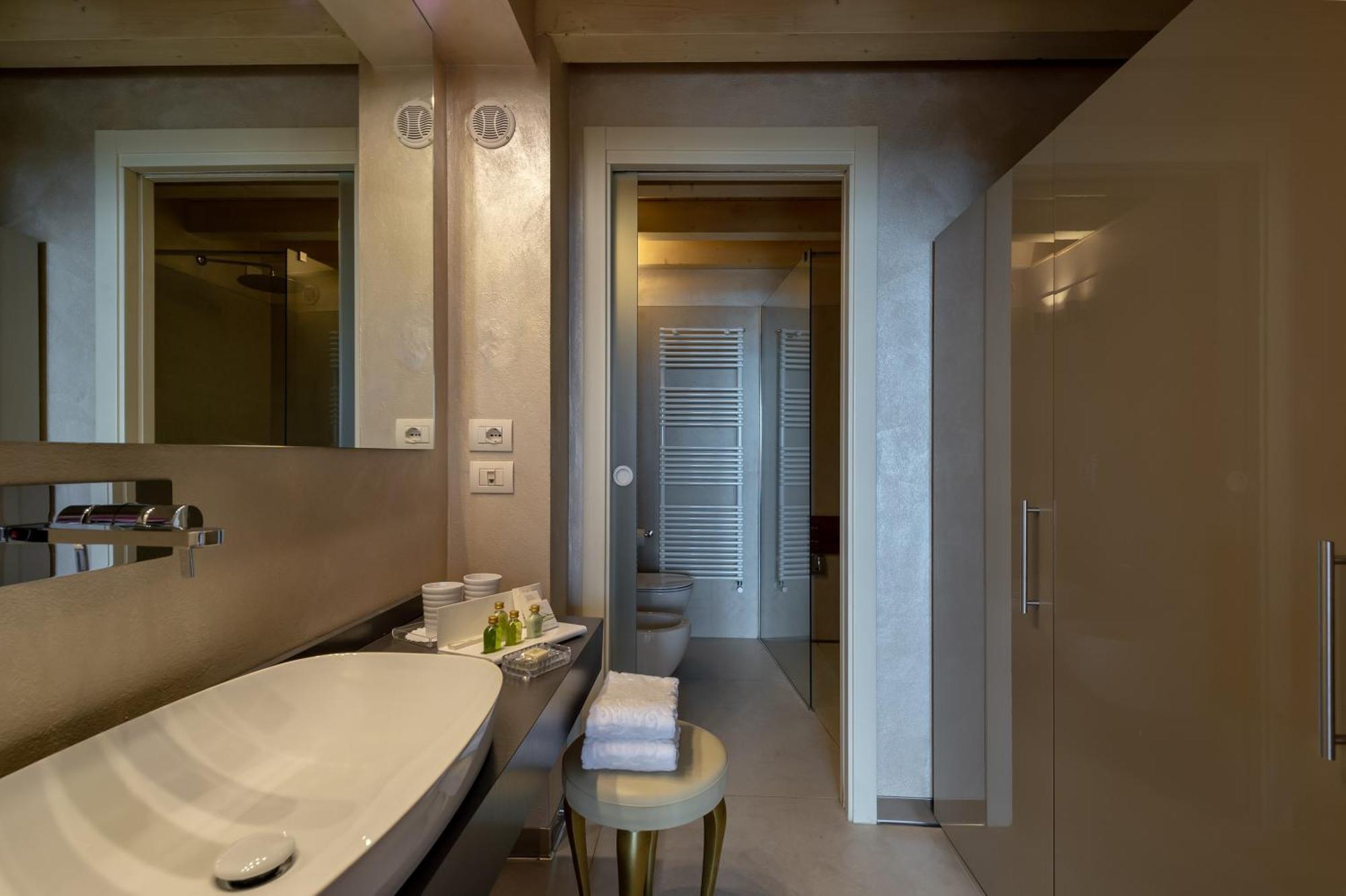Deluxe Double Room Lake View