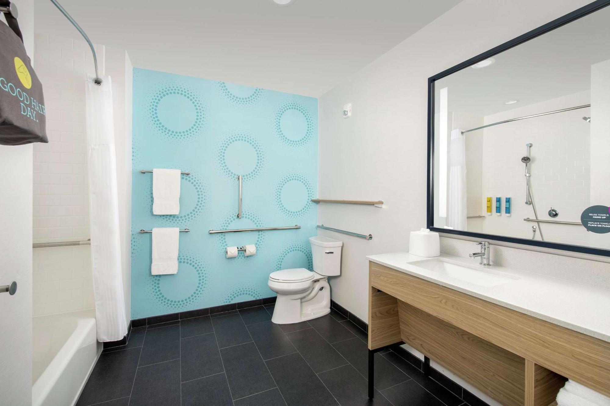 King Room with Bath Tub - Mobility Access