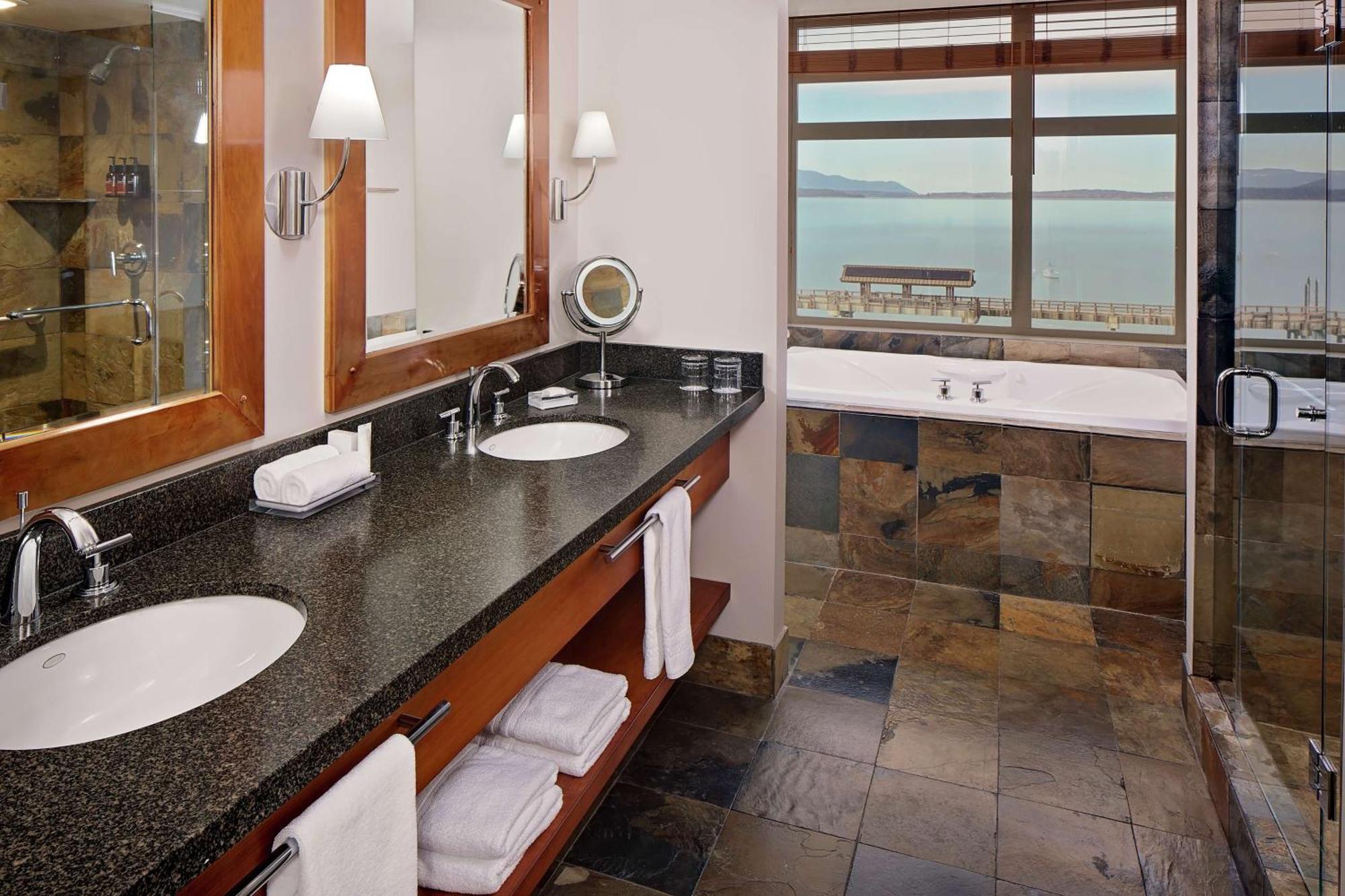 One-Bedroom Corner King Suite Bay View