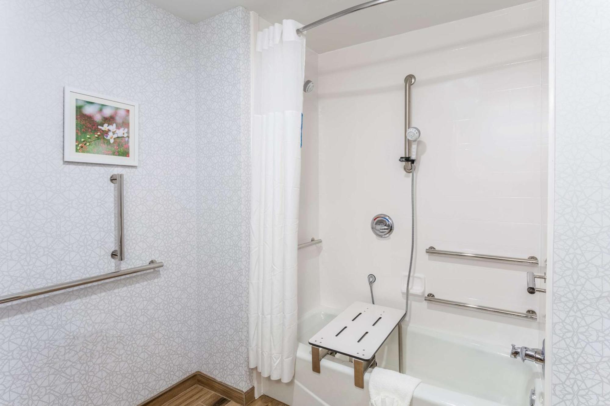 King Room with Roll-In Shower - Mobility and Hearing Access/Non-Smoking