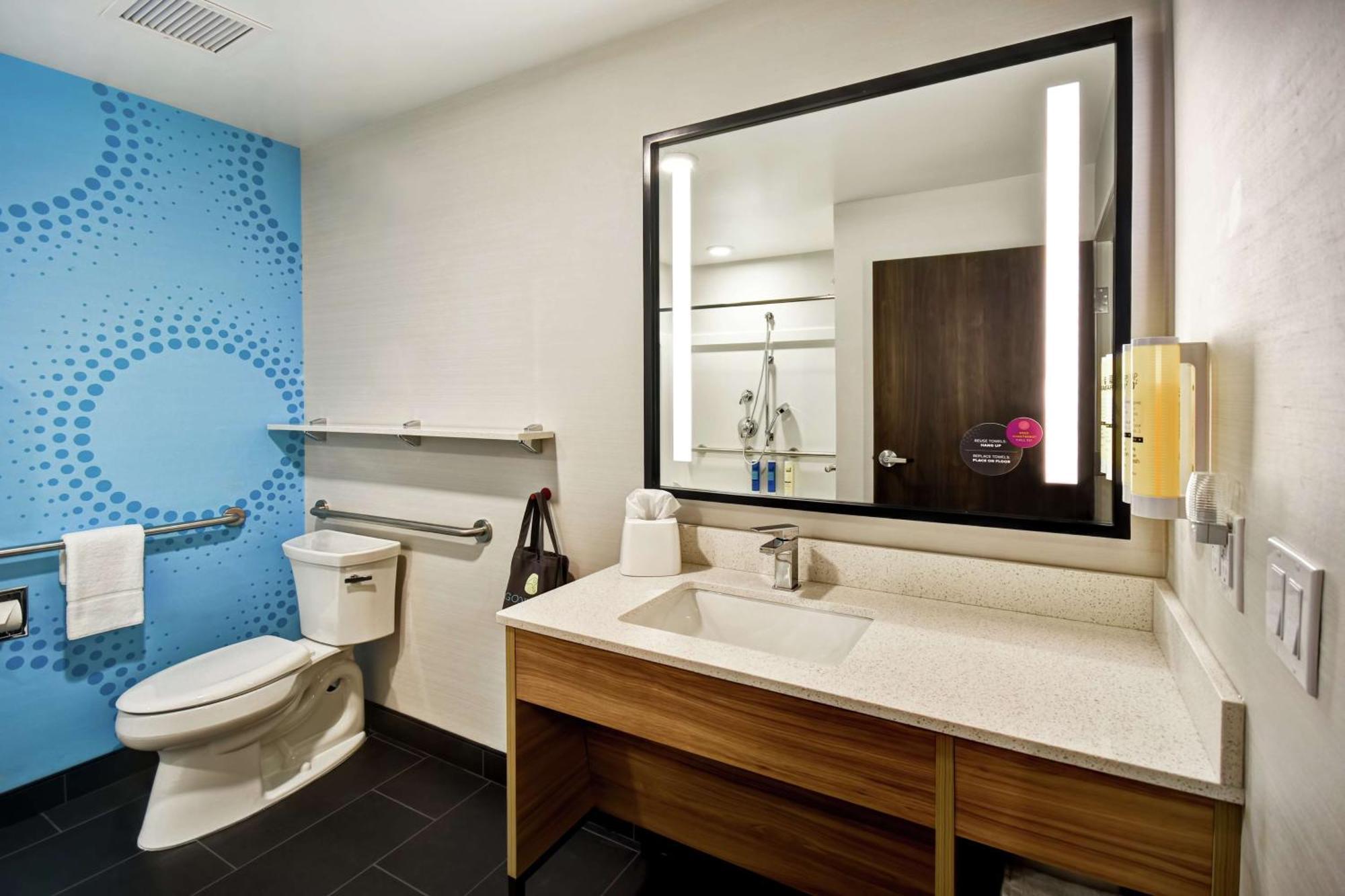 King Room with Roll-In Shower - Mobility Access