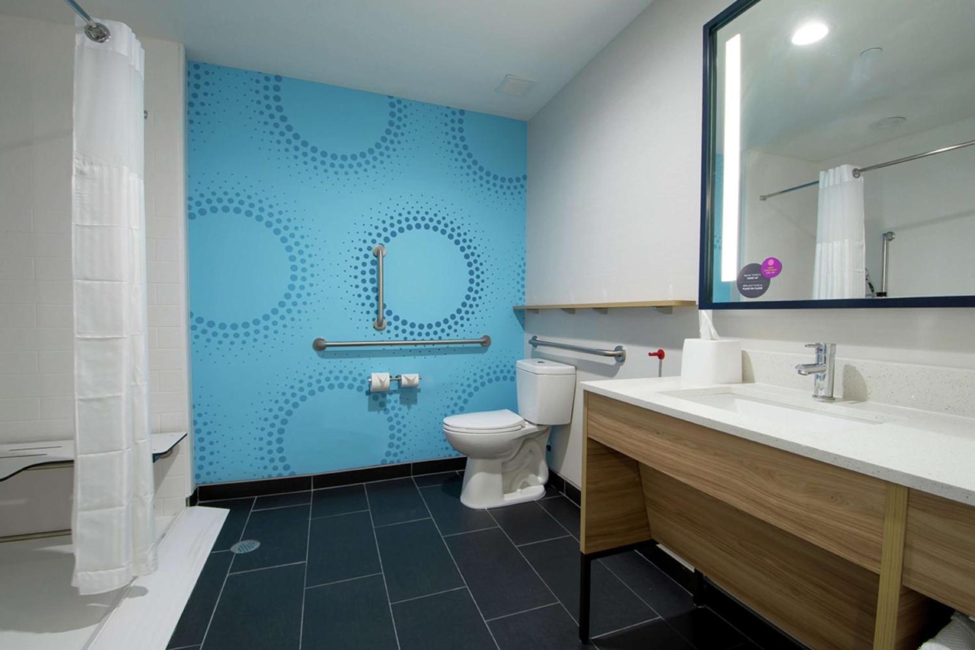 King Room with Roll-In Shower - Mobility Access