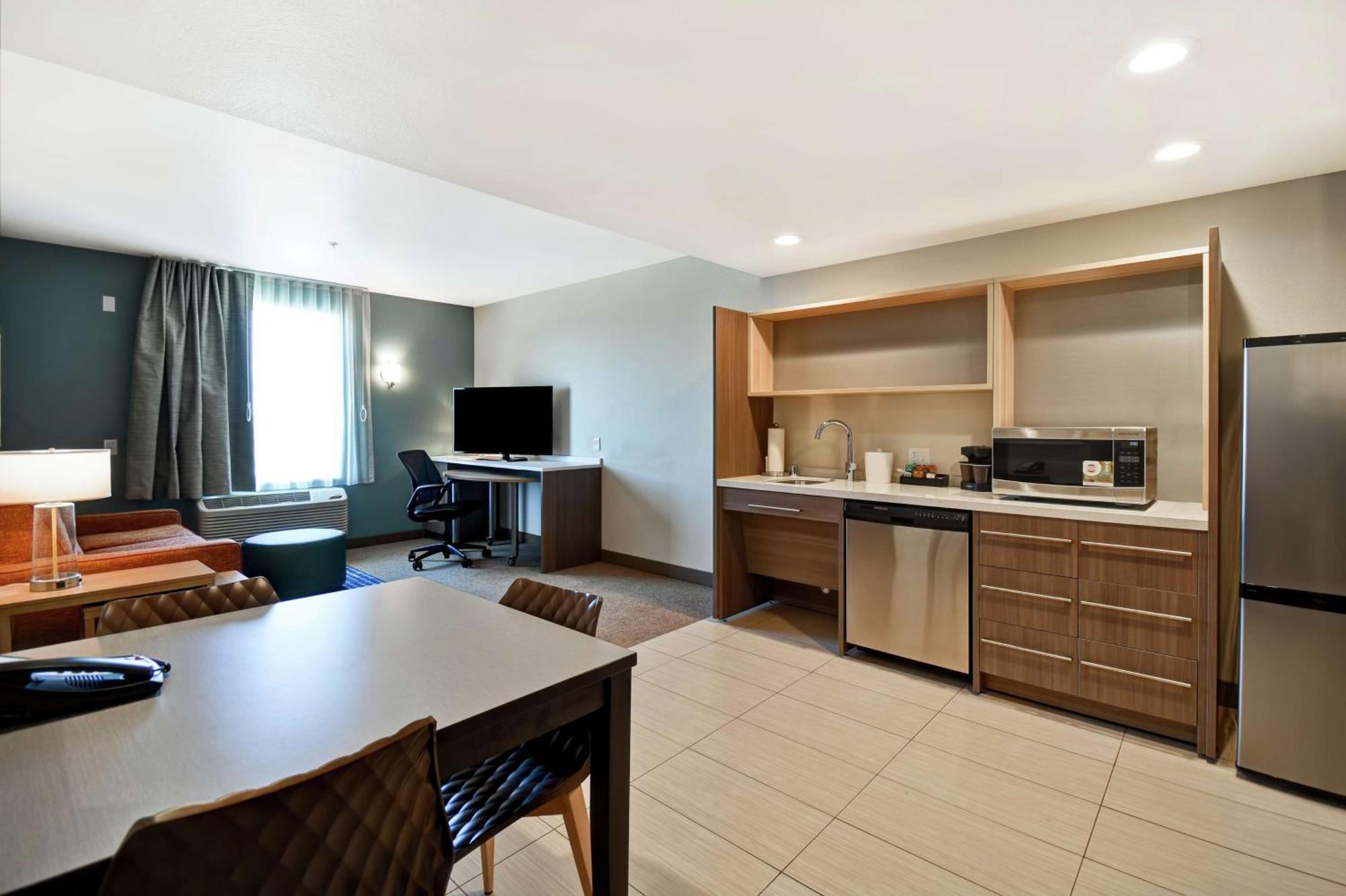 King Suite Hearing Access or Non-Smoking