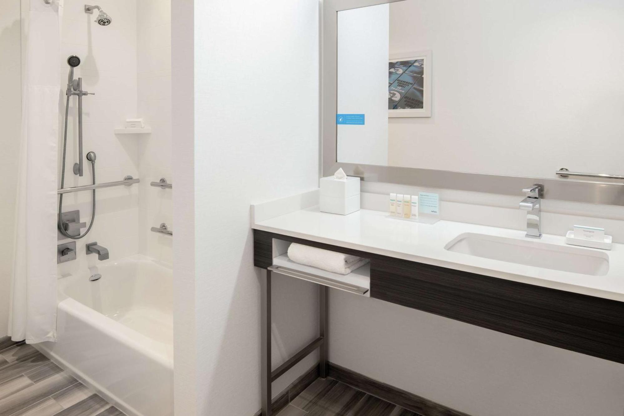 King Room with Bath Tub - Mobility/Hearing Accessible - Non-Smoking