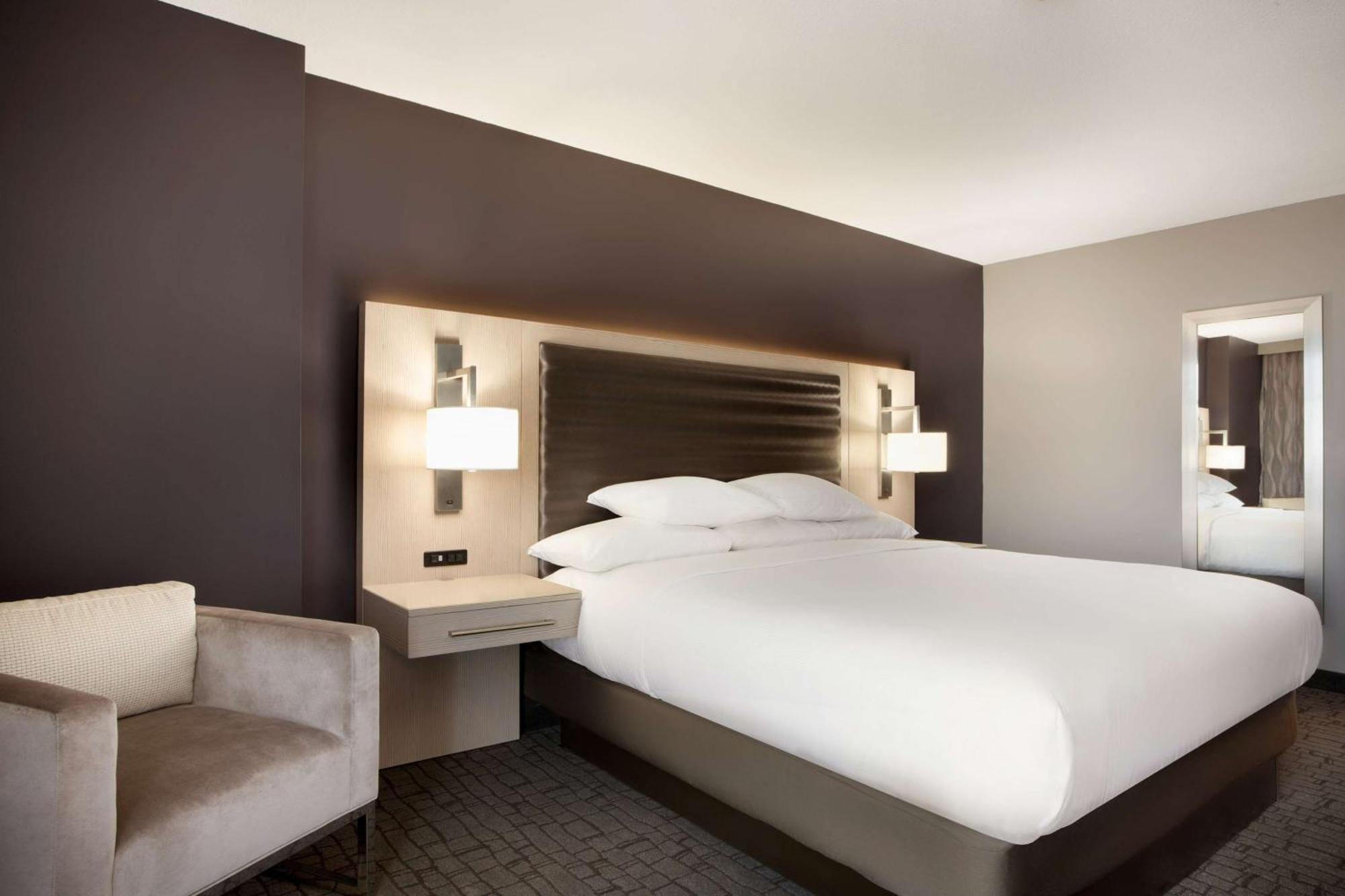 King Suite Roll Shower,1557392326:JPEG