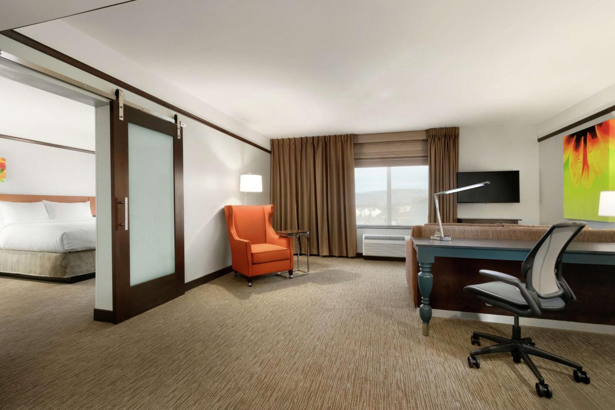 One-Bedroom King Suite Mobility Hearing Access Tub,1557408319:JPEG