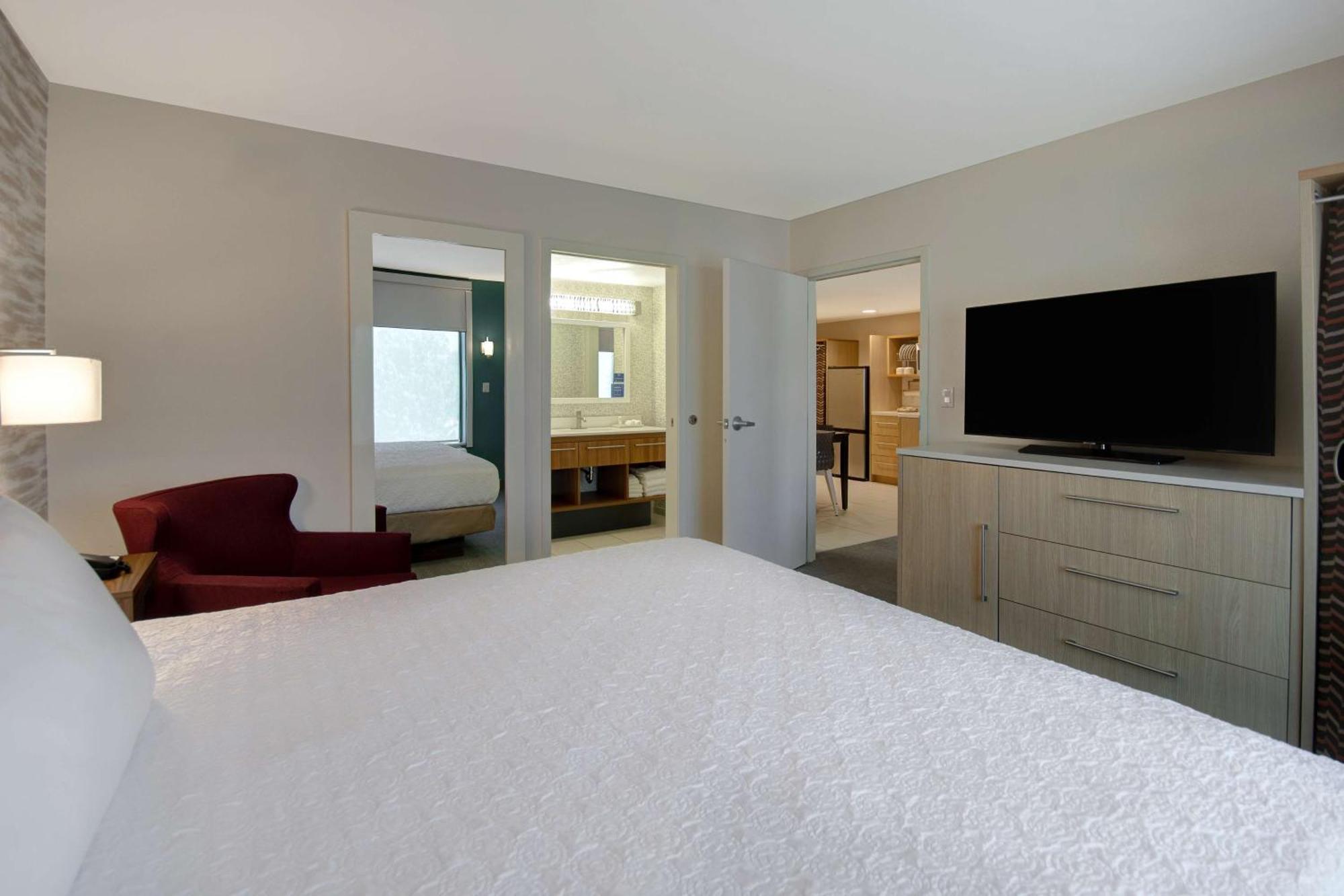 King Suite Hearing Access or Non-Smoking