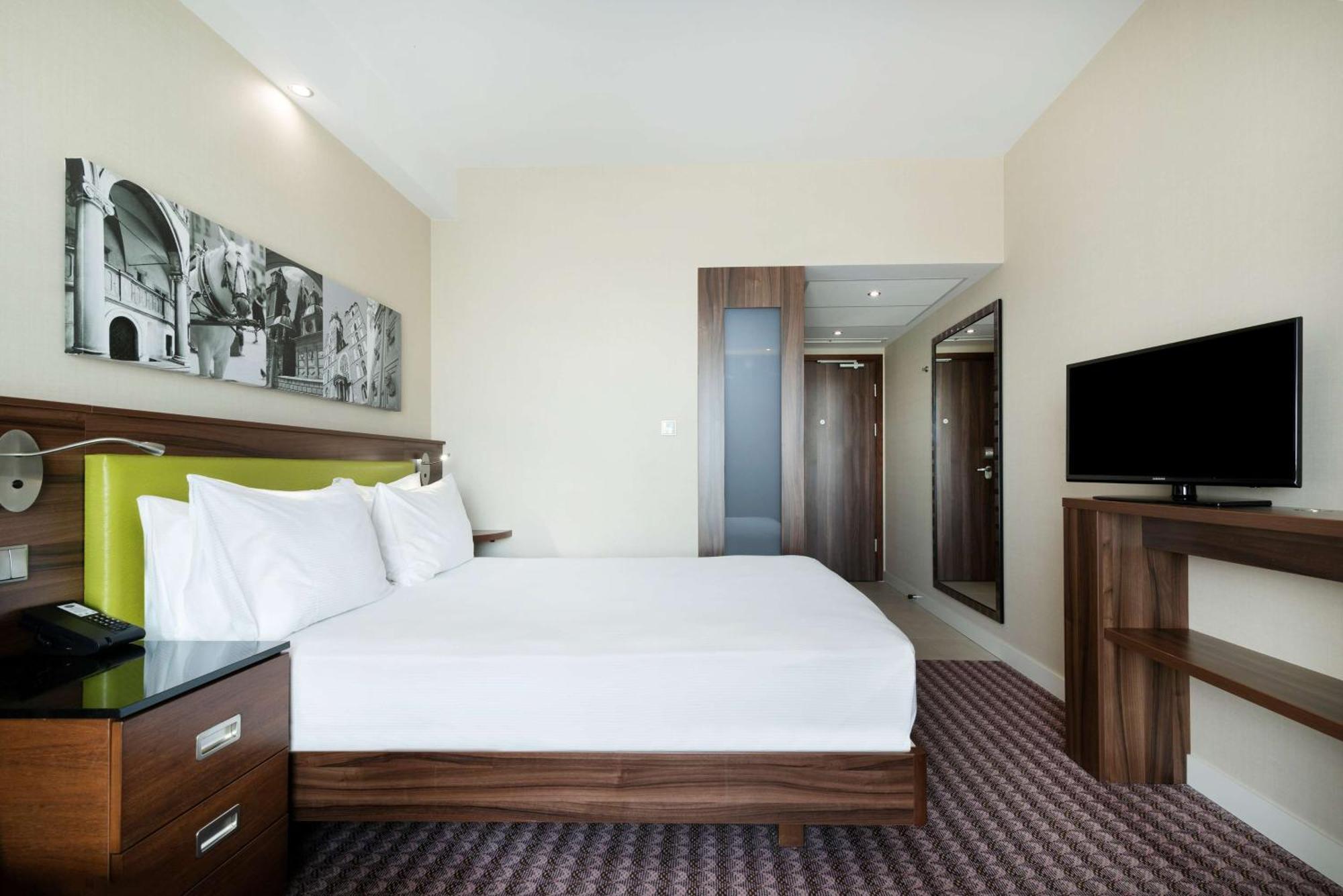 Queen Room,1557424348:JPEG