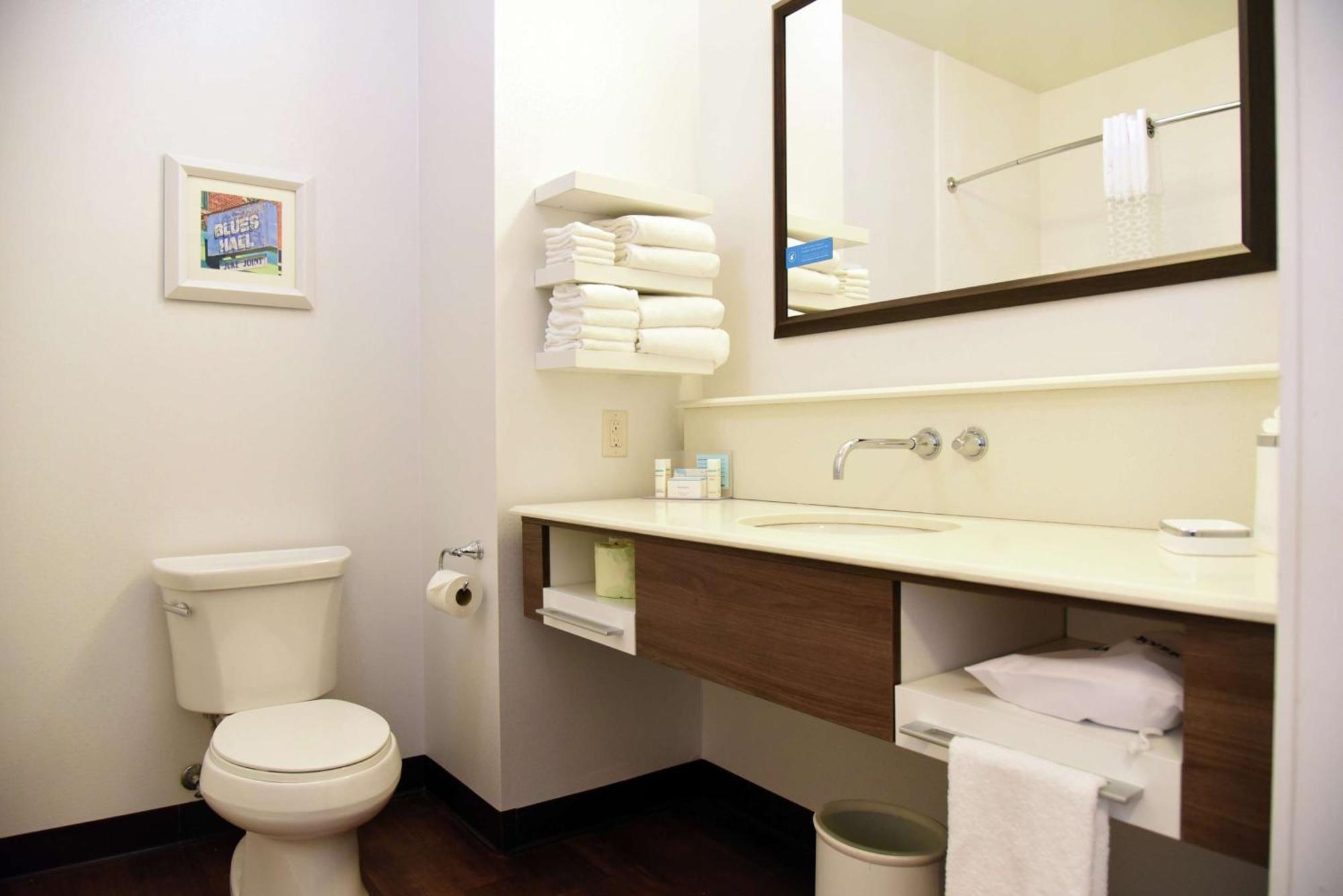 Queen Room Two Queen Beds Hearing Access or Non-Smoking