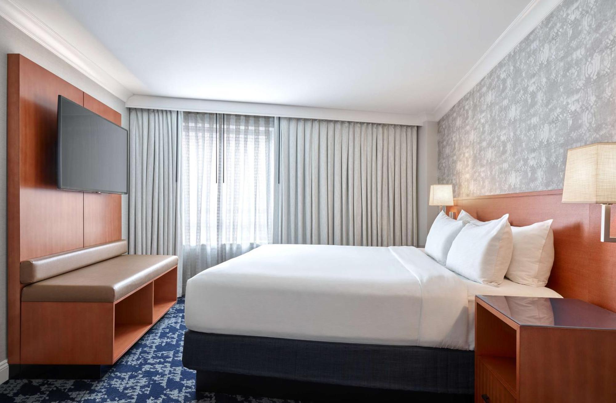 One-Bedroom King Suite Hearing Access or Non-Smoking