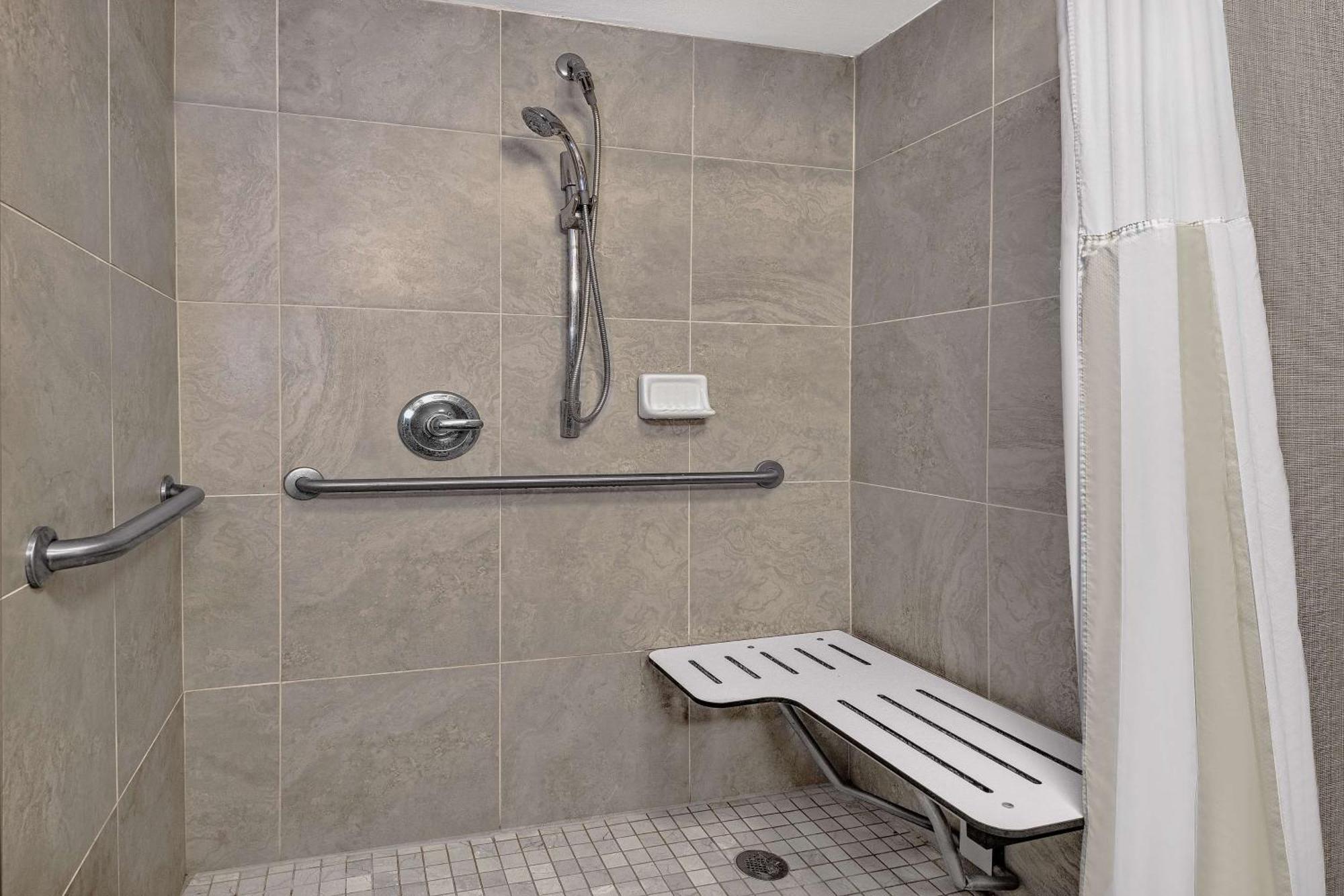 Queen Room Two Queen Beds Roll Shower Mobility Access,1557444001:JPEG