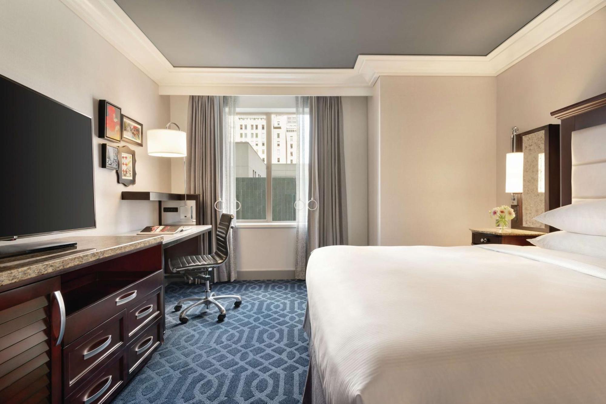 King Room Bath Tub Mobility Access
