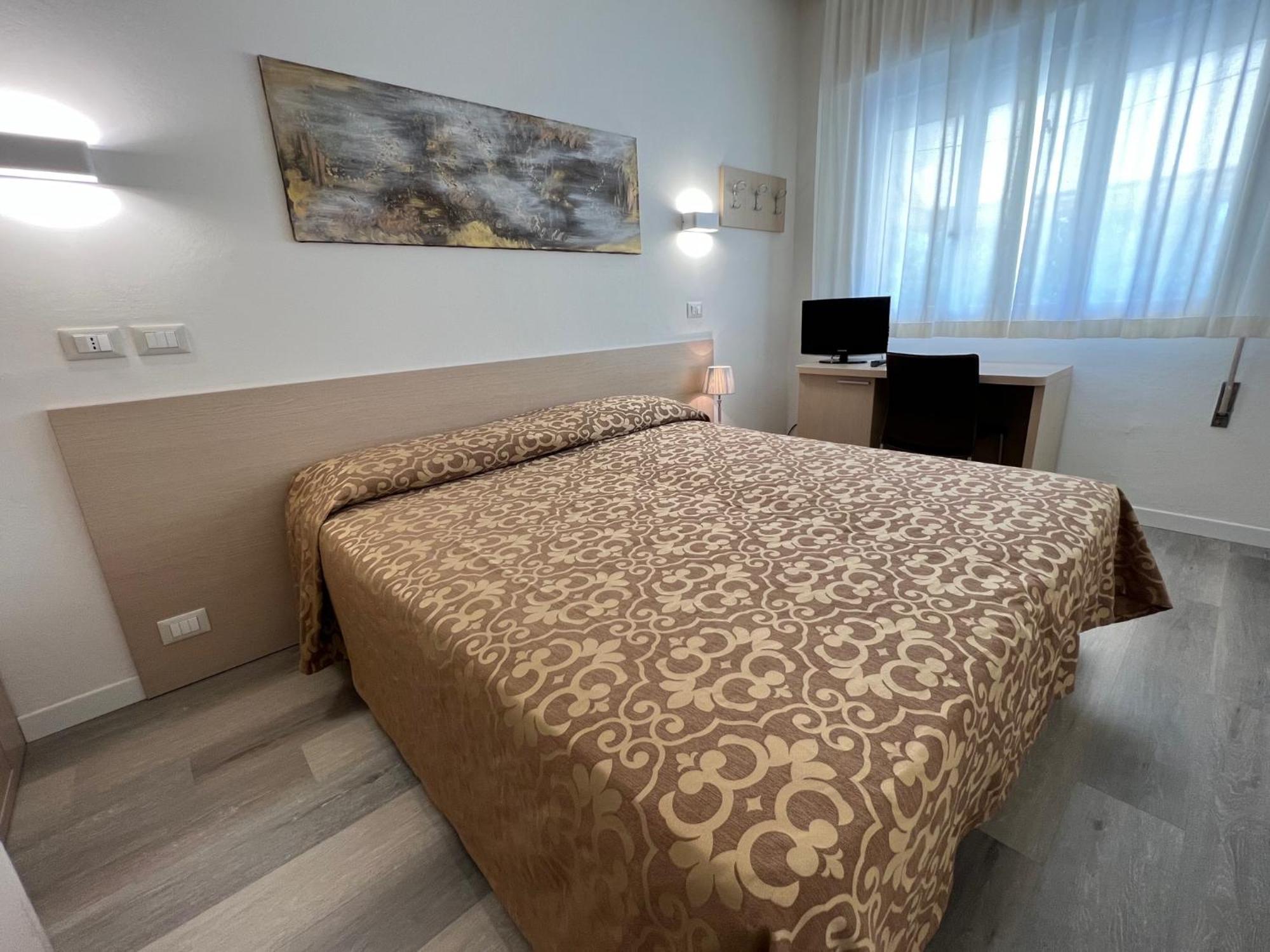 Two Connecting Double Rooms,1557465916:JPEG