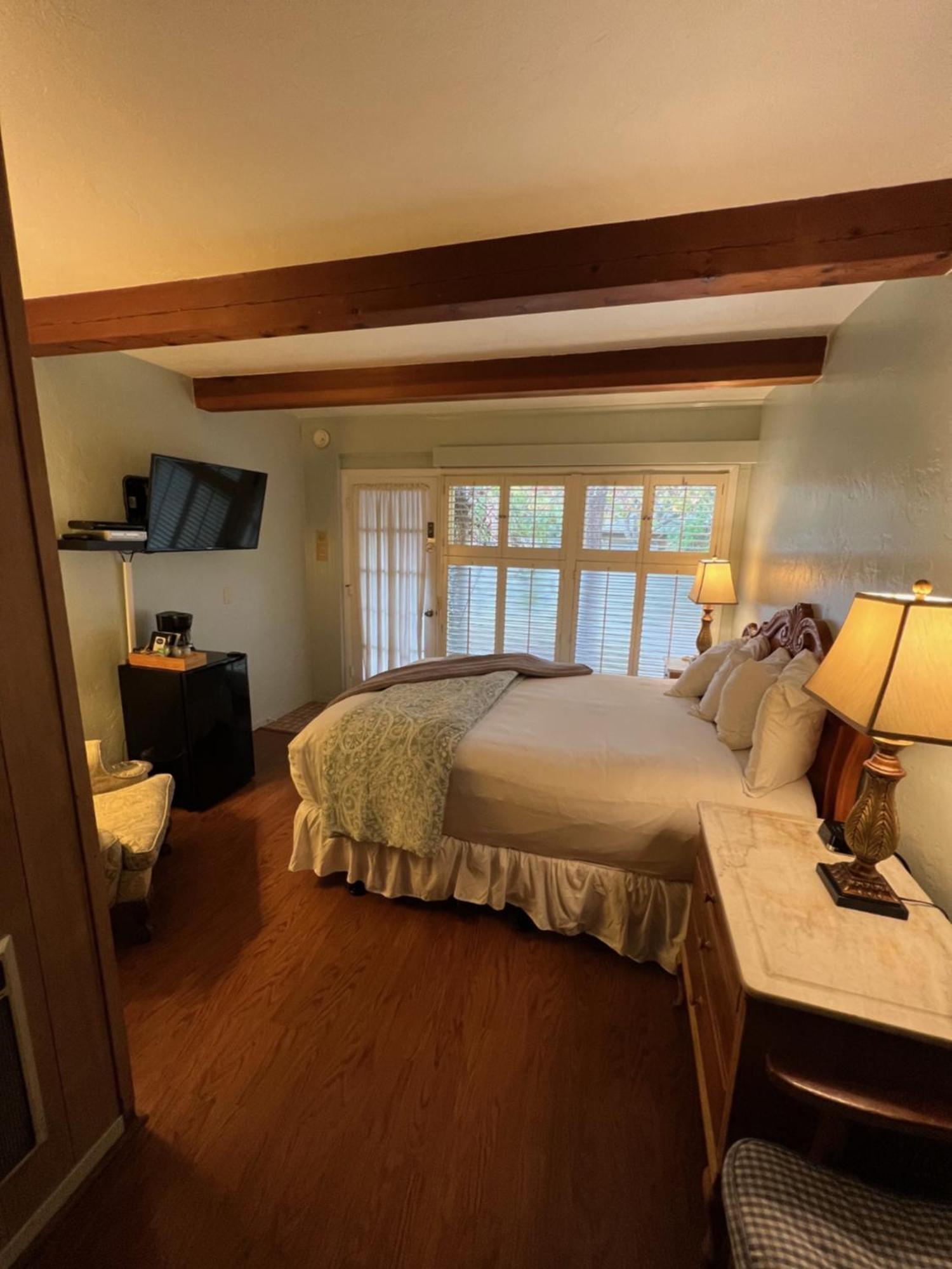 Queen Room,1557605911:JPEG
