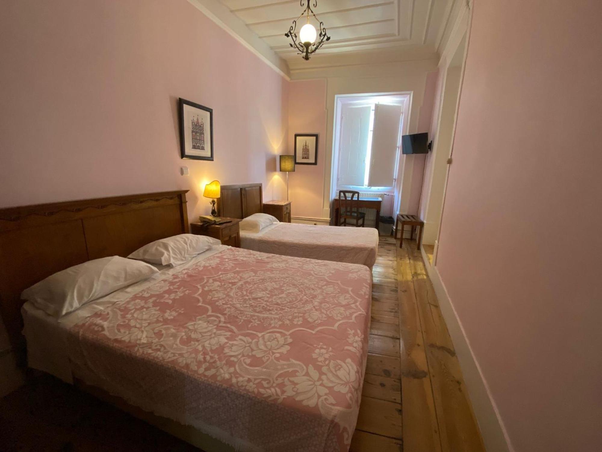 Superior Triple Room Pink,1557697570:JPEG