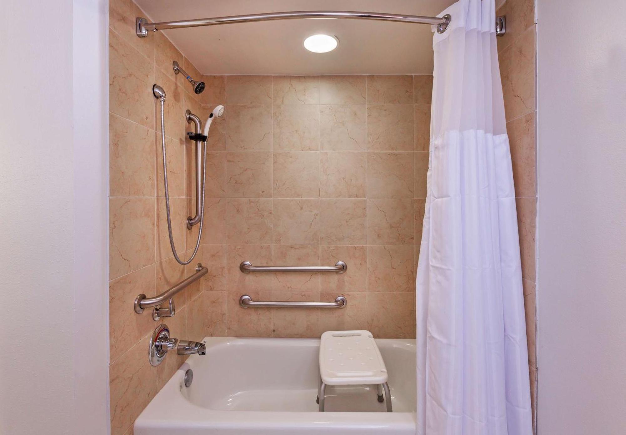 Deluxe Queen Room Two Queen Beds Tub Mobility or Hearing Access,1557829438:JPEG