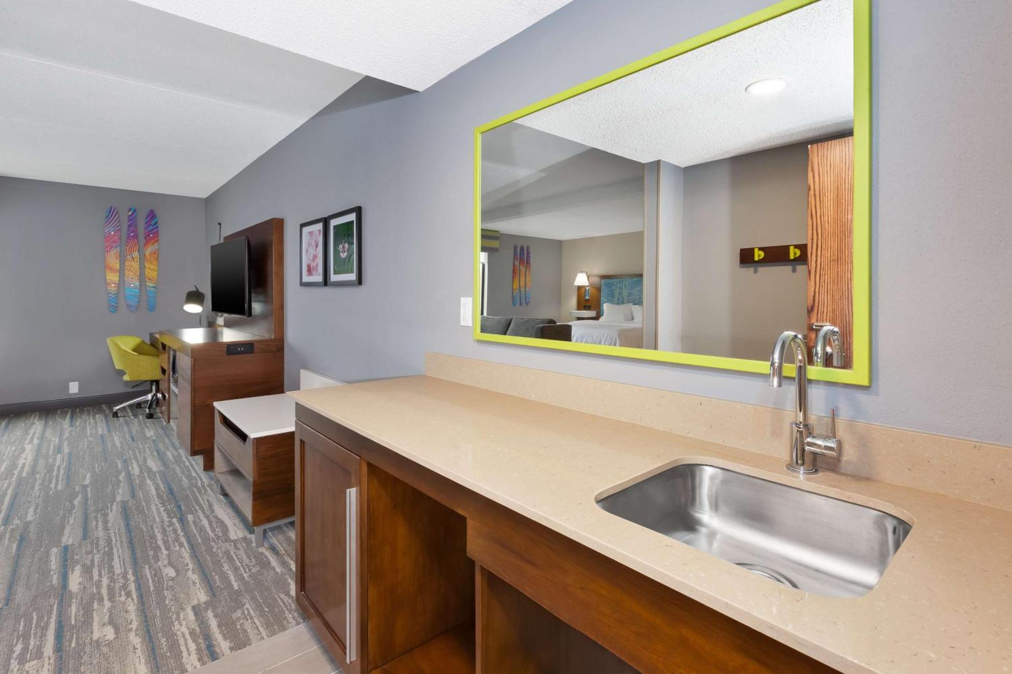 King Room with Roll-In Shower - Mobility Access/Non-Smoking