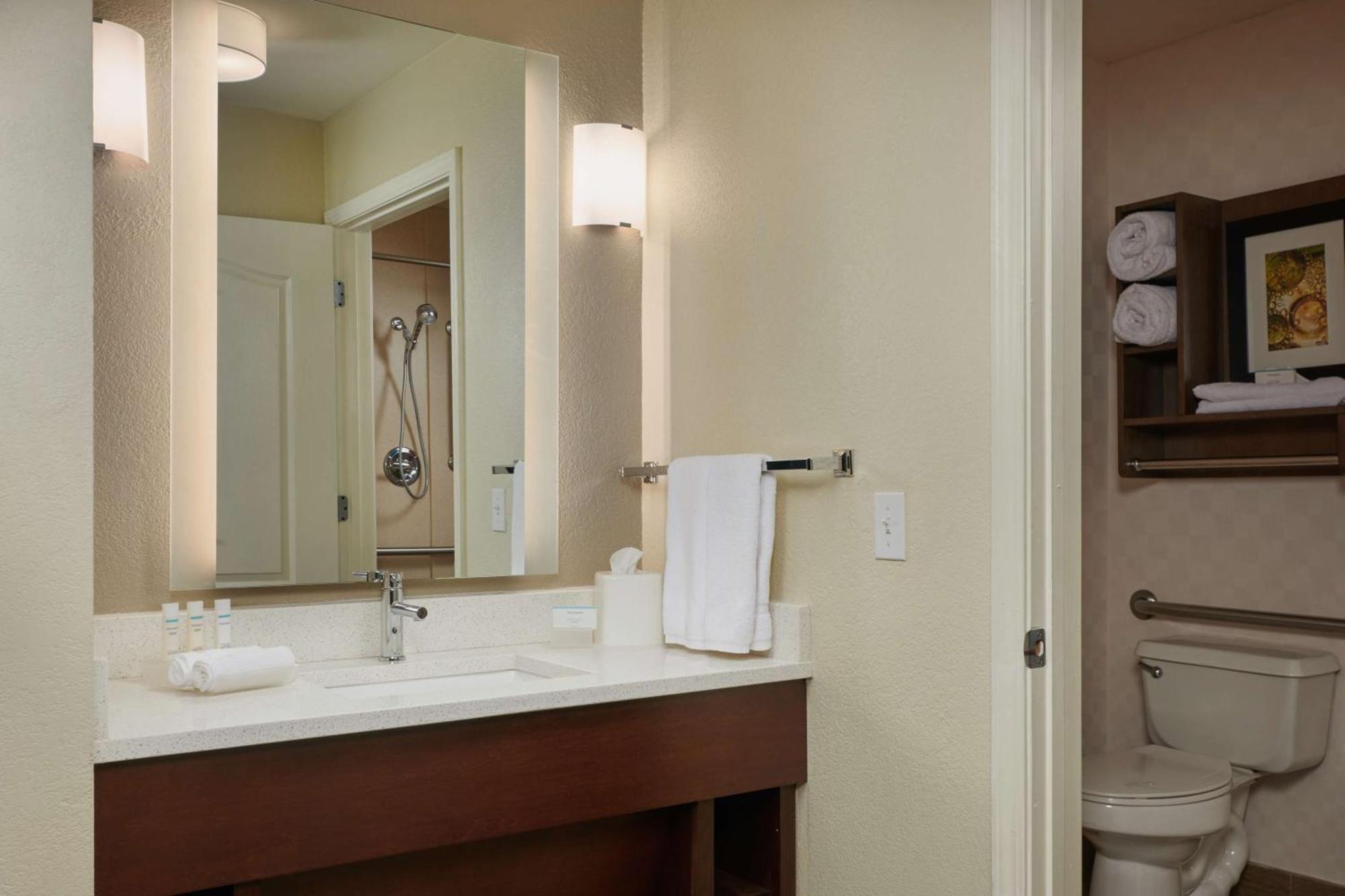 Queen Studio with Bath Tub - Mobility and Hearing Access/Non-Smoking