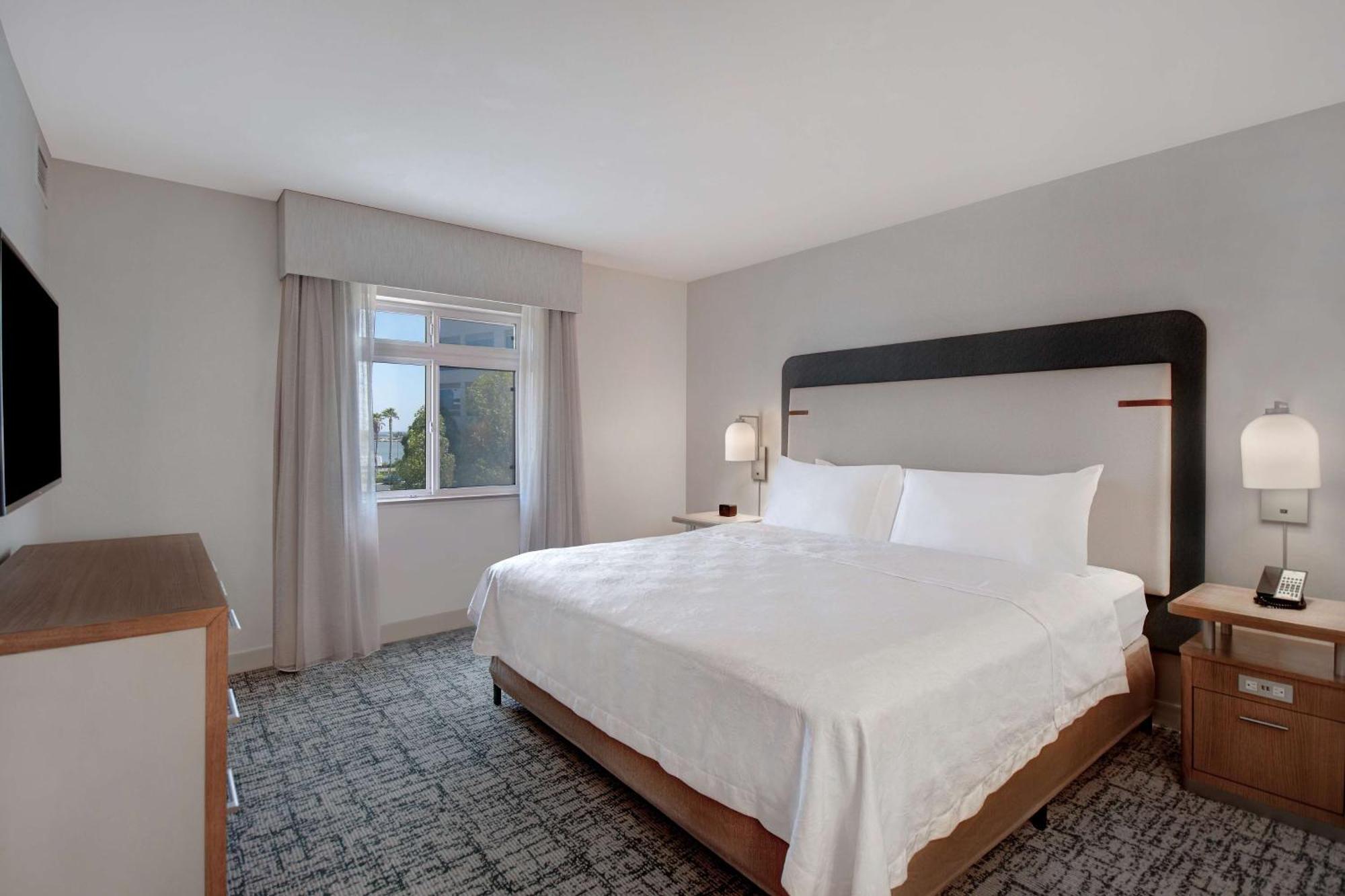 Non-Smoking Suite with Bay View