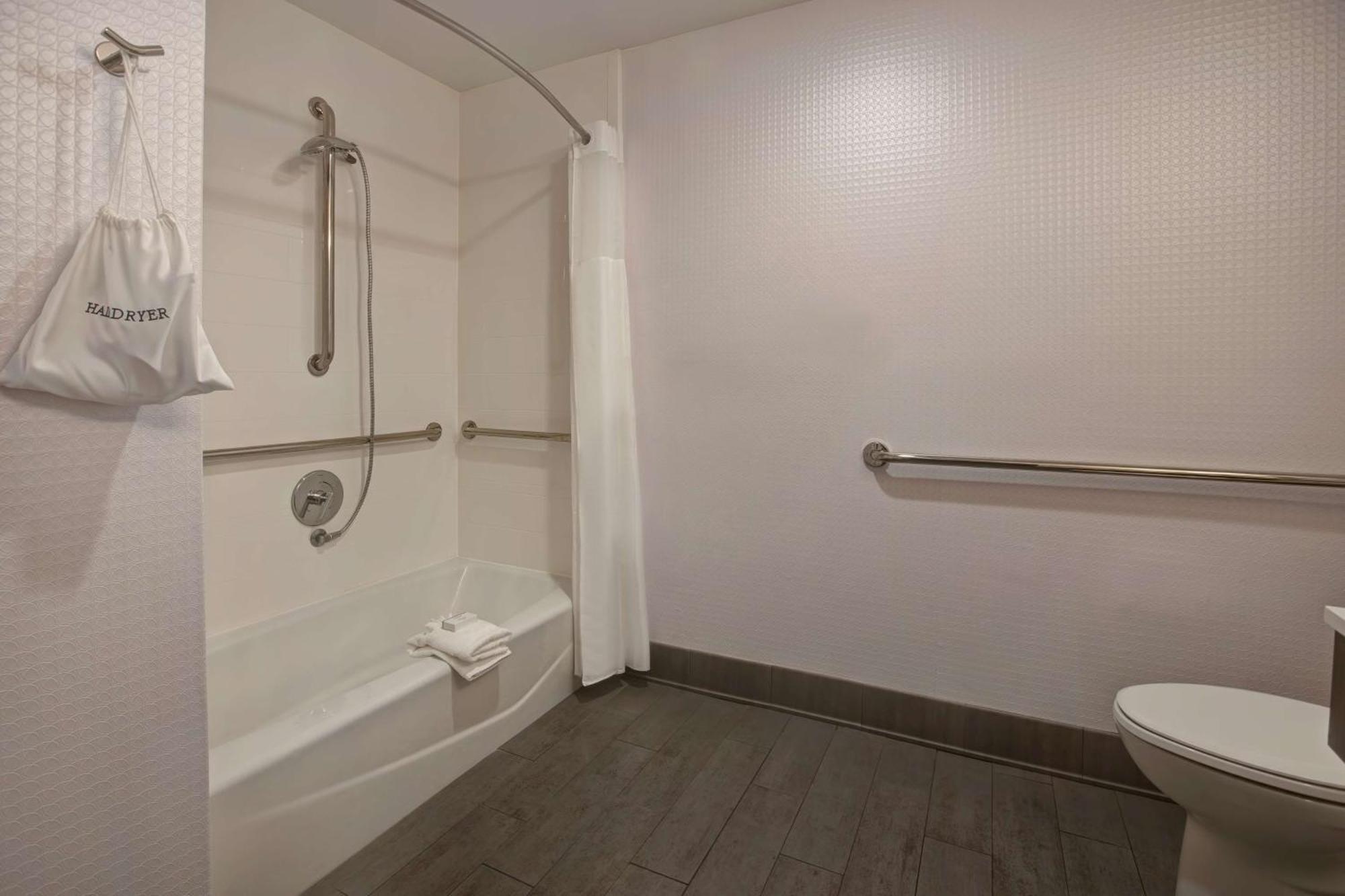 King Room Accessible Tub Mobility Hearing Access or Non-Smoking,1557860827:JPEG