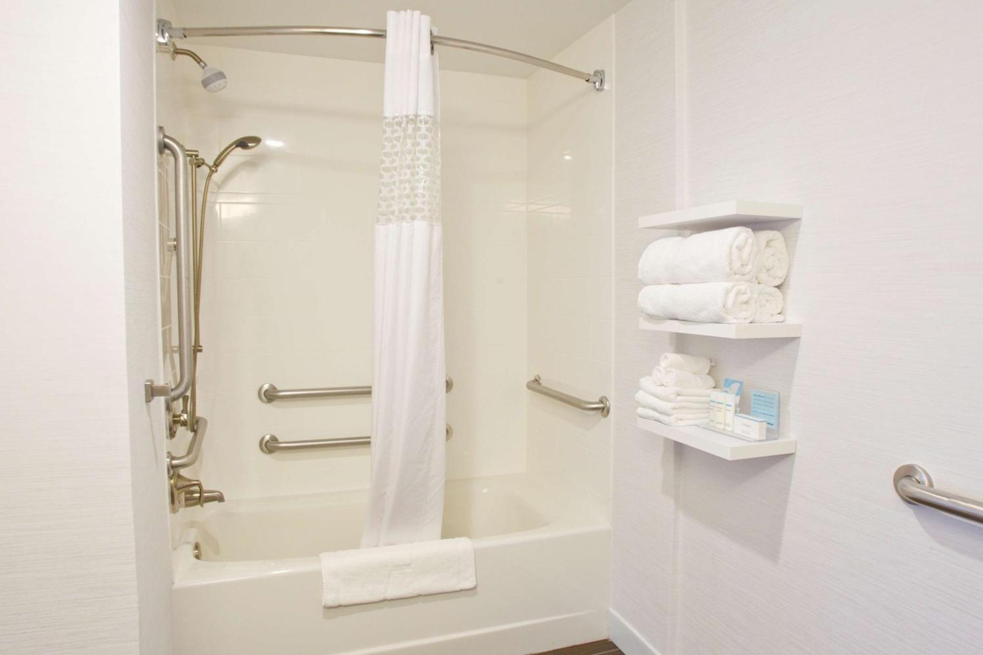King Suite with Bath Tub - Mobility Access/Non-Smoking