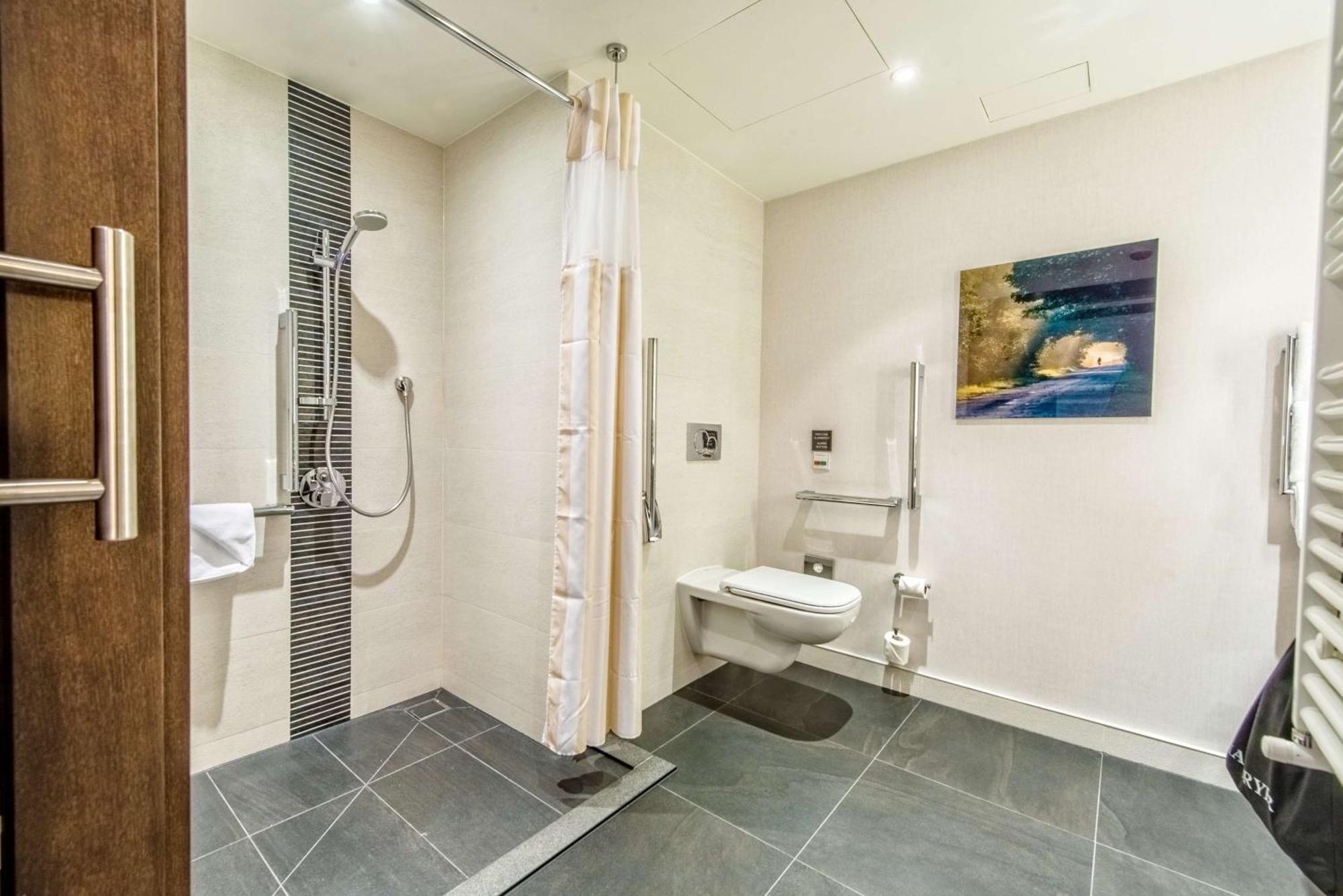 Queen Room Accessible