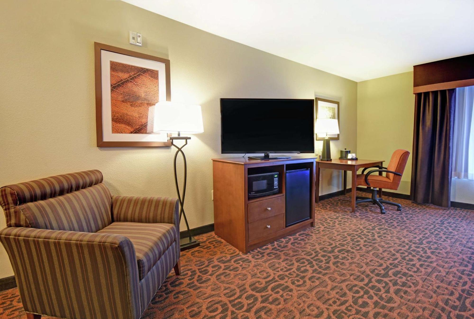 Queen Room Two Queen Beds Mobility Hearing Access or Non-Smoking