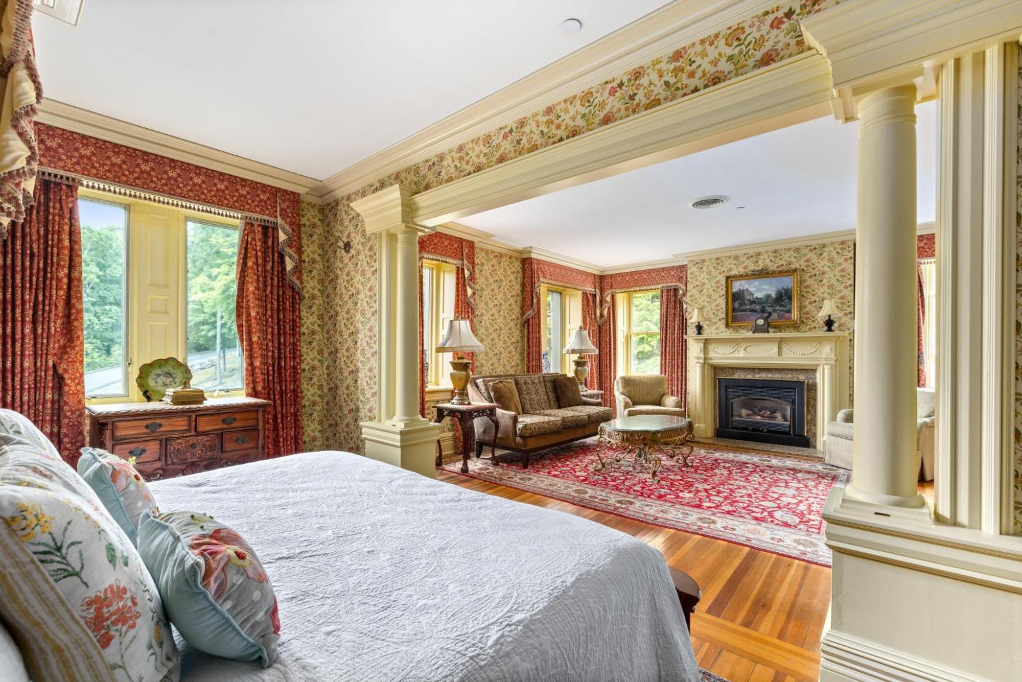 Deluxe King Suite,1558027561:JPEG