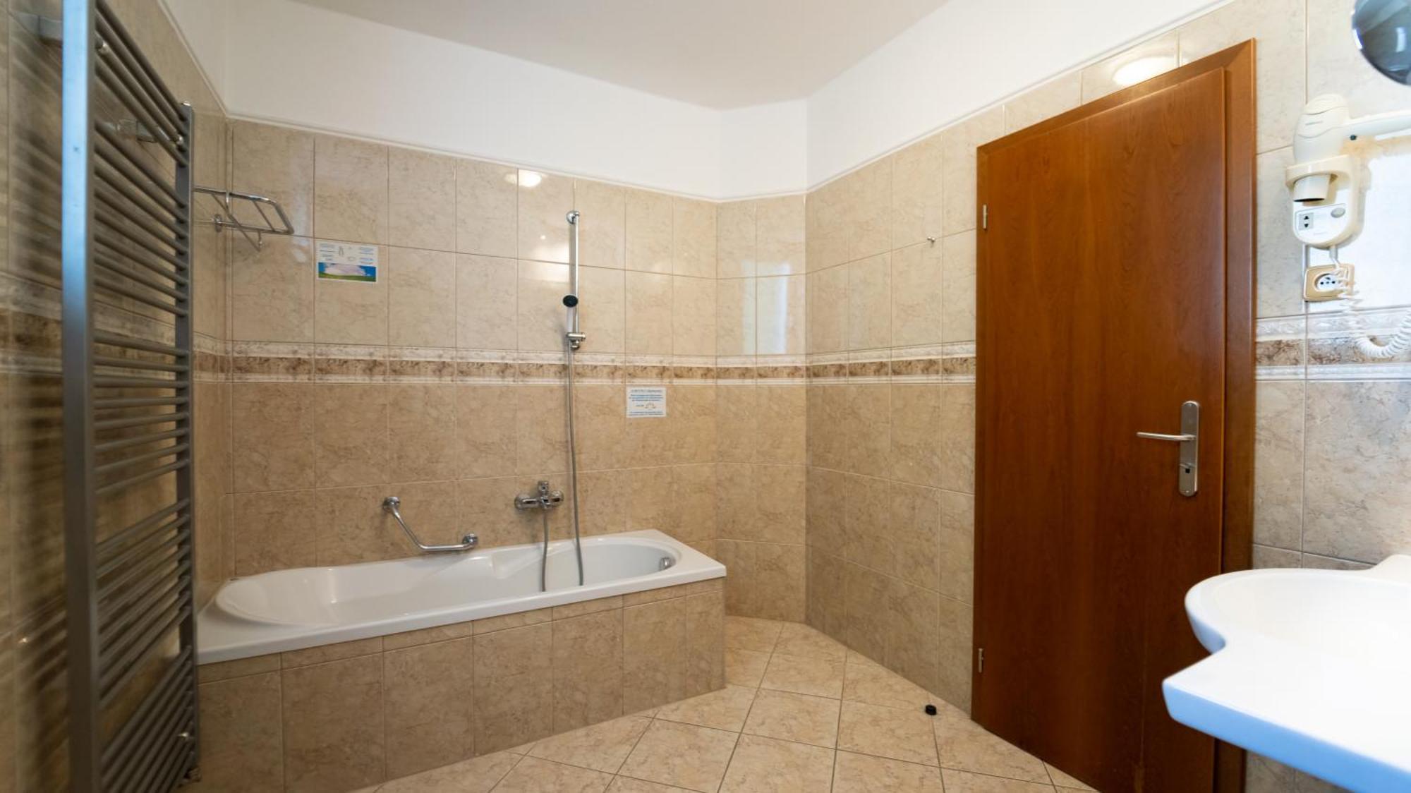 Single Room,1558415794:JPEG