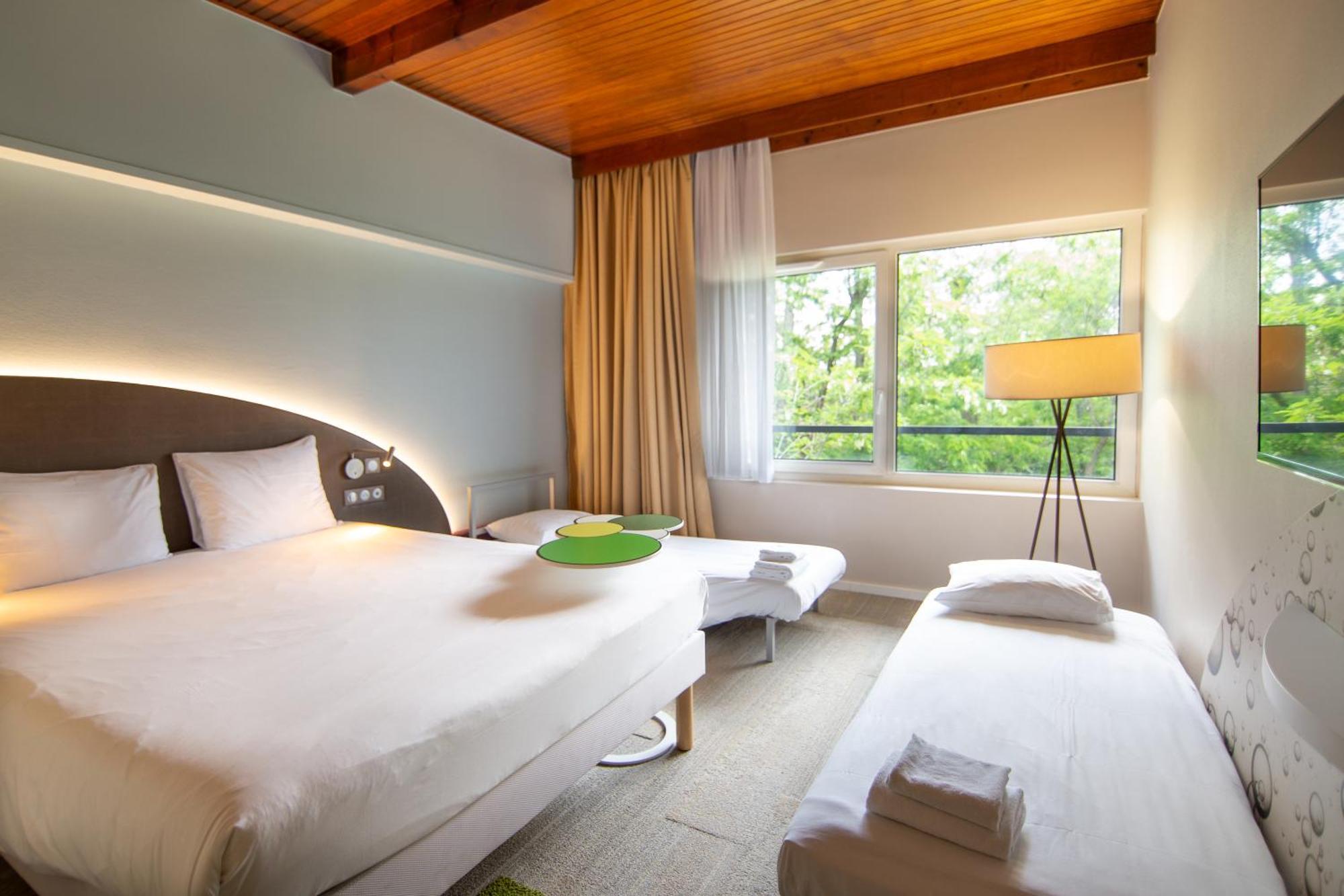 Standard Suite 1 double bed 2 sofa beds,1729984609:JPEG