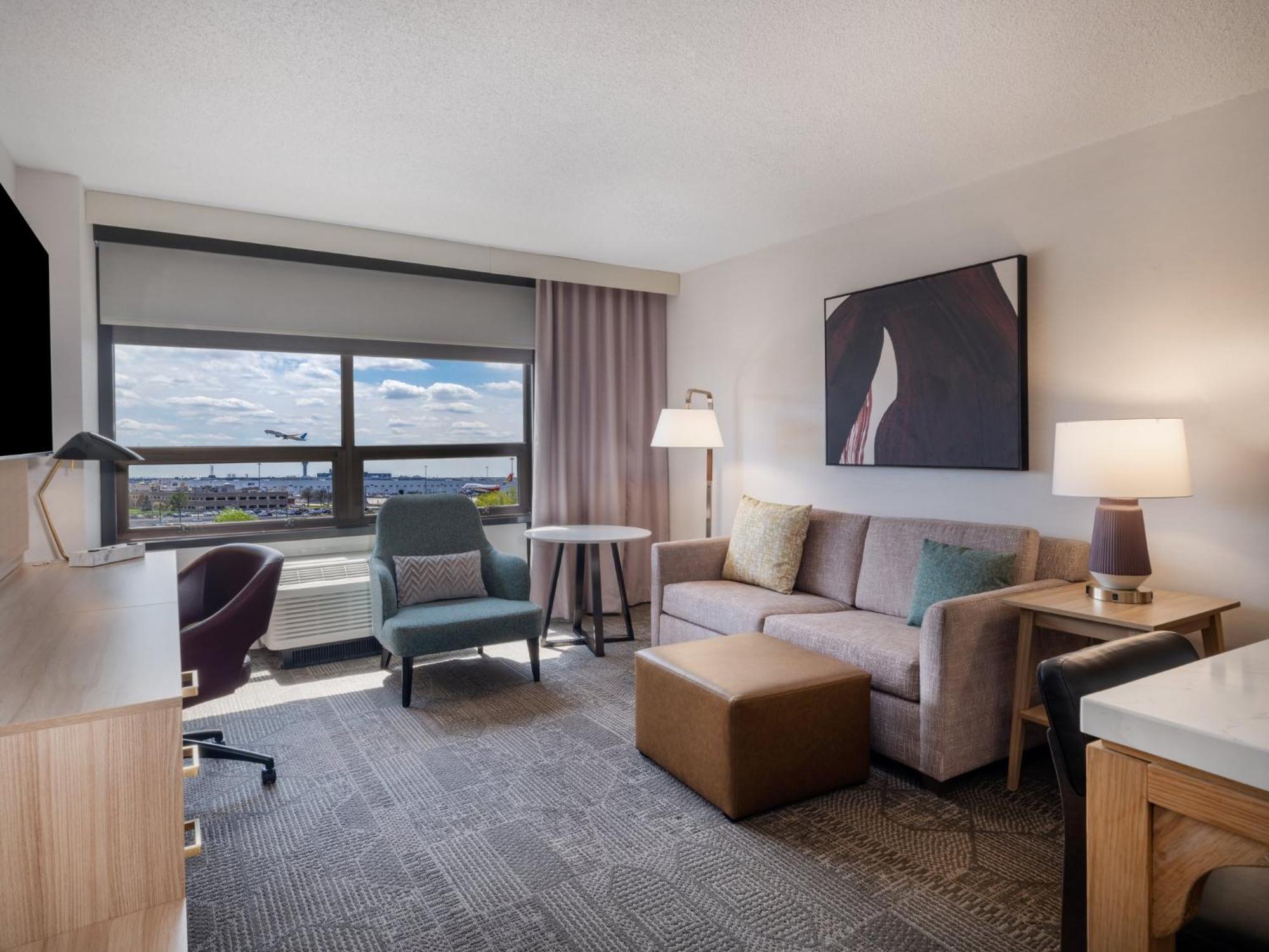 One-Bedroom King Suite Airport View,1706084659:JPEG