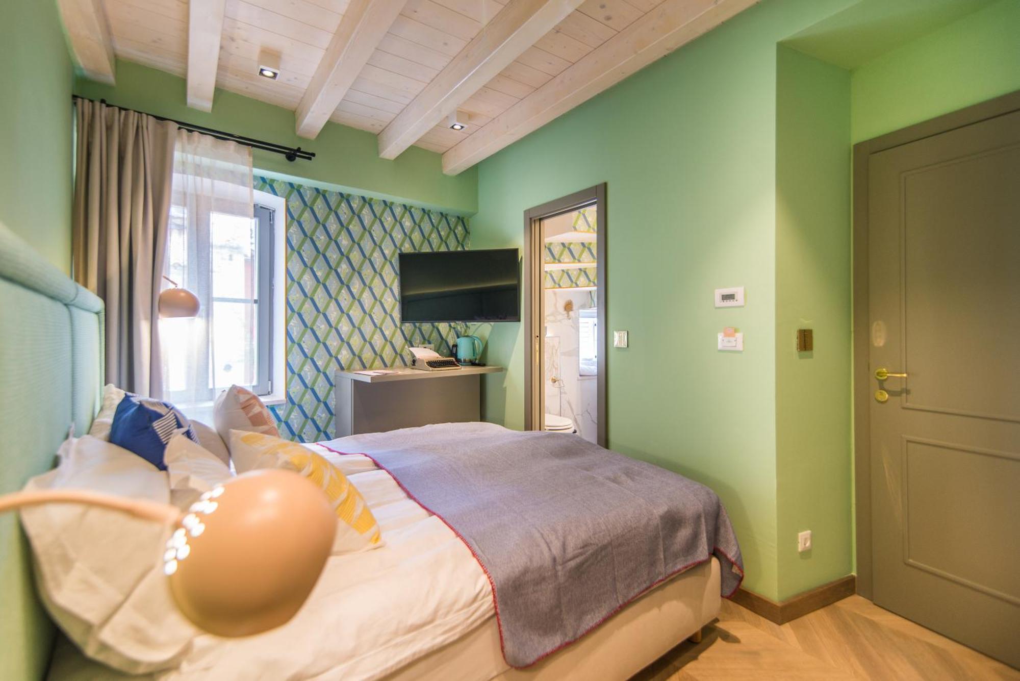 "SNUG" Double Room External Access