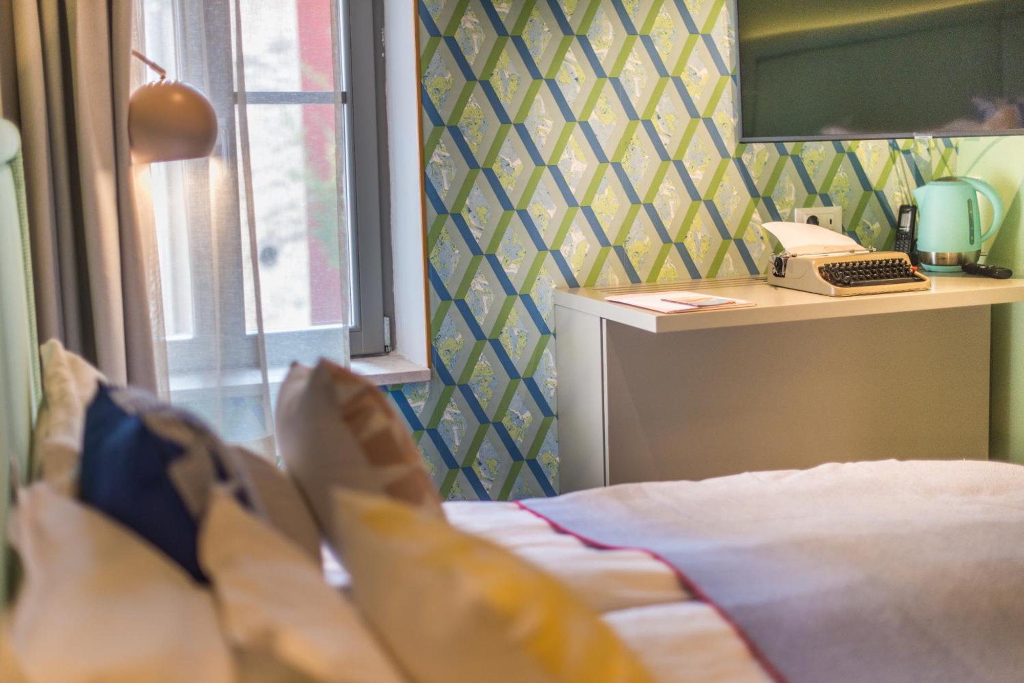 "SNUG" Double Room External Access