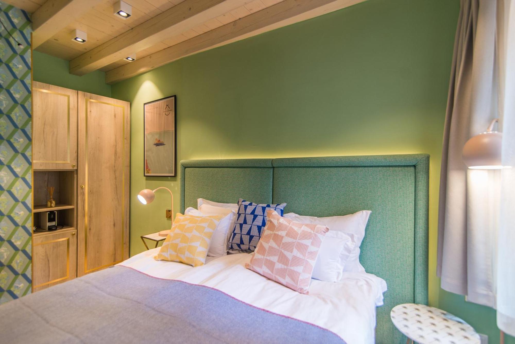 "SNUG" Double Room External Access
