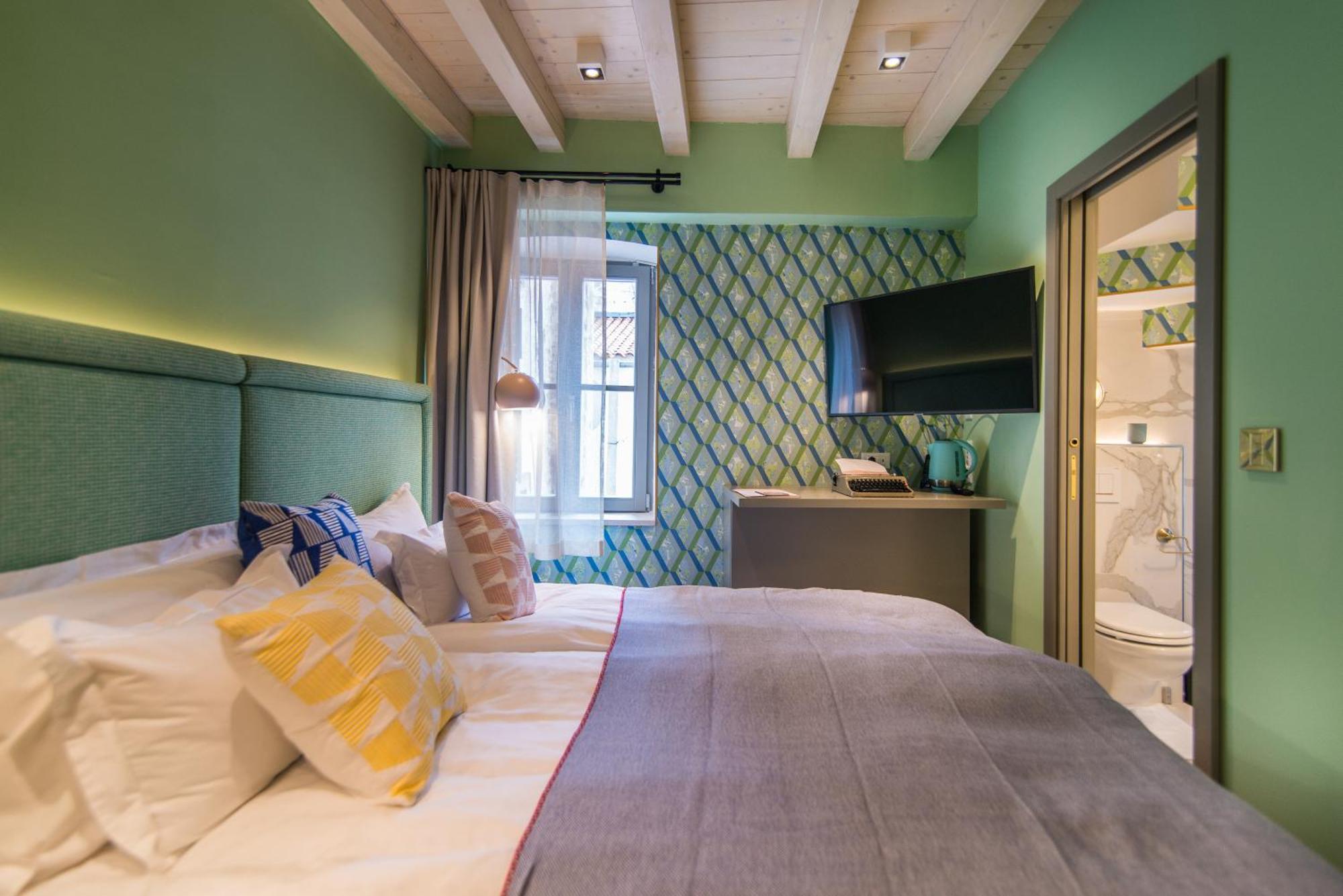 "SNUG" Double Room External Access