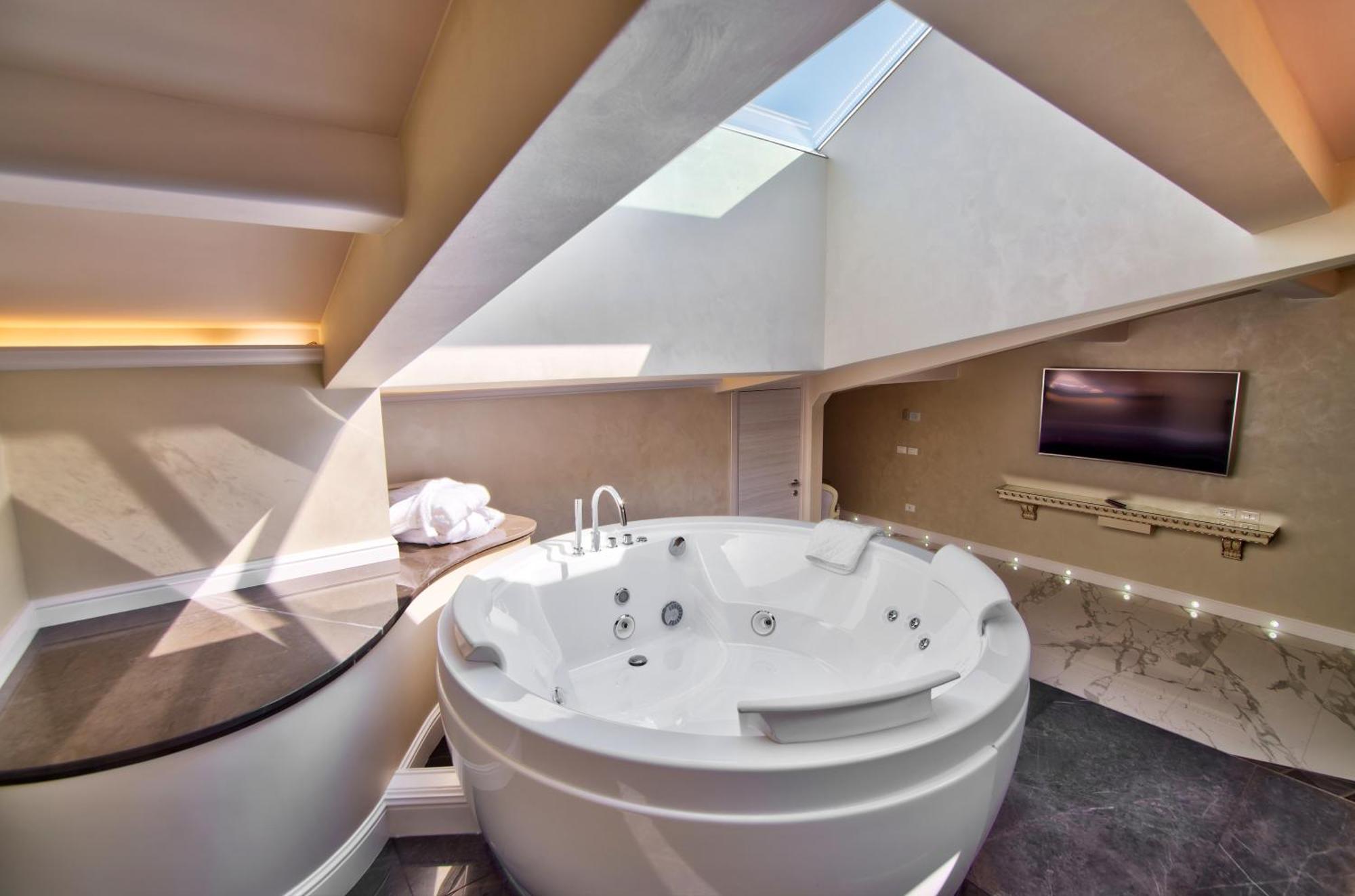 Deluxe Suite Spa Bath Sauna Spa Access