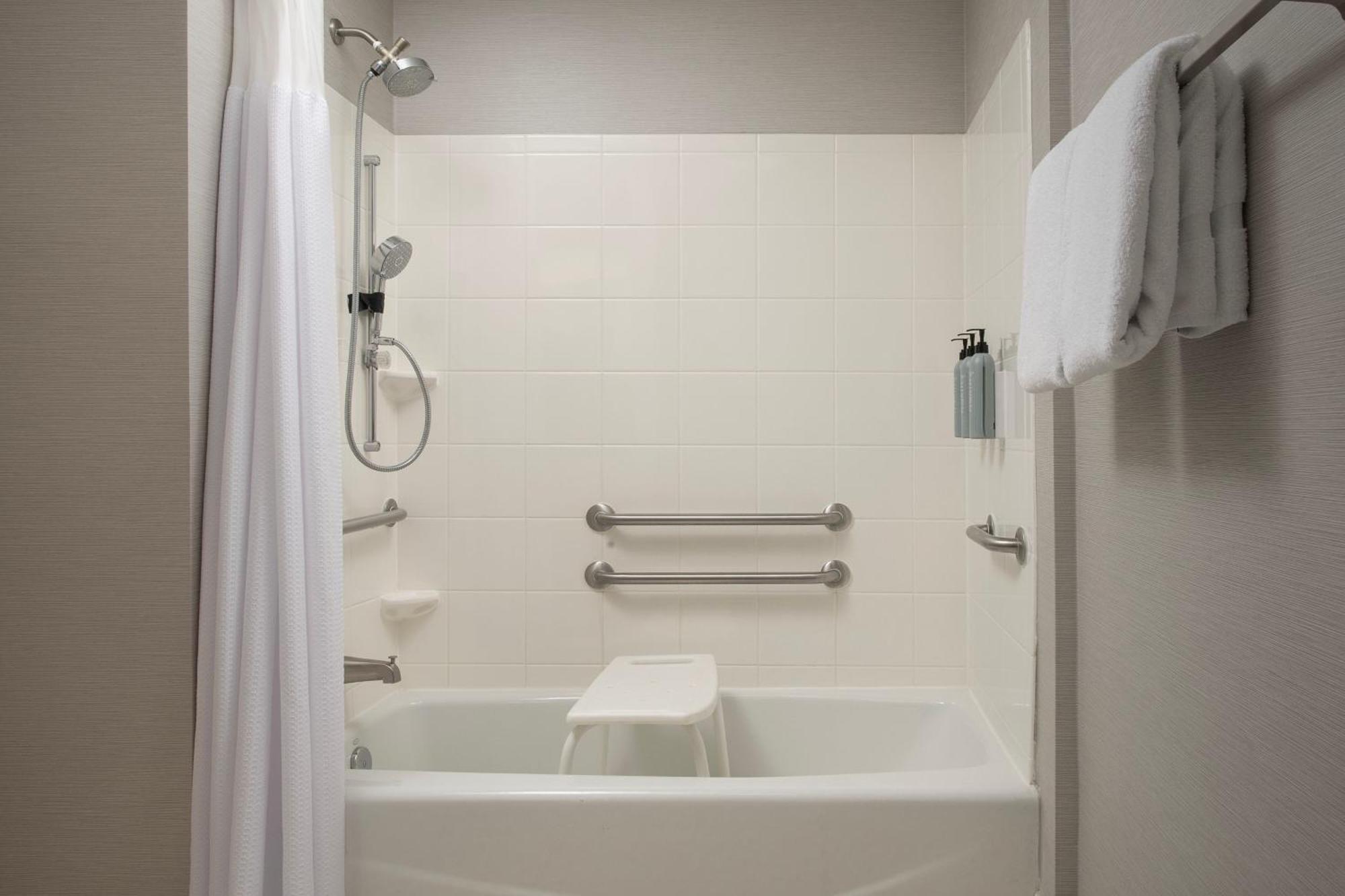 Queen Room with Two Queen Beds, Courtyard View and Bathtub - Mobility Access/Hearing Accessible