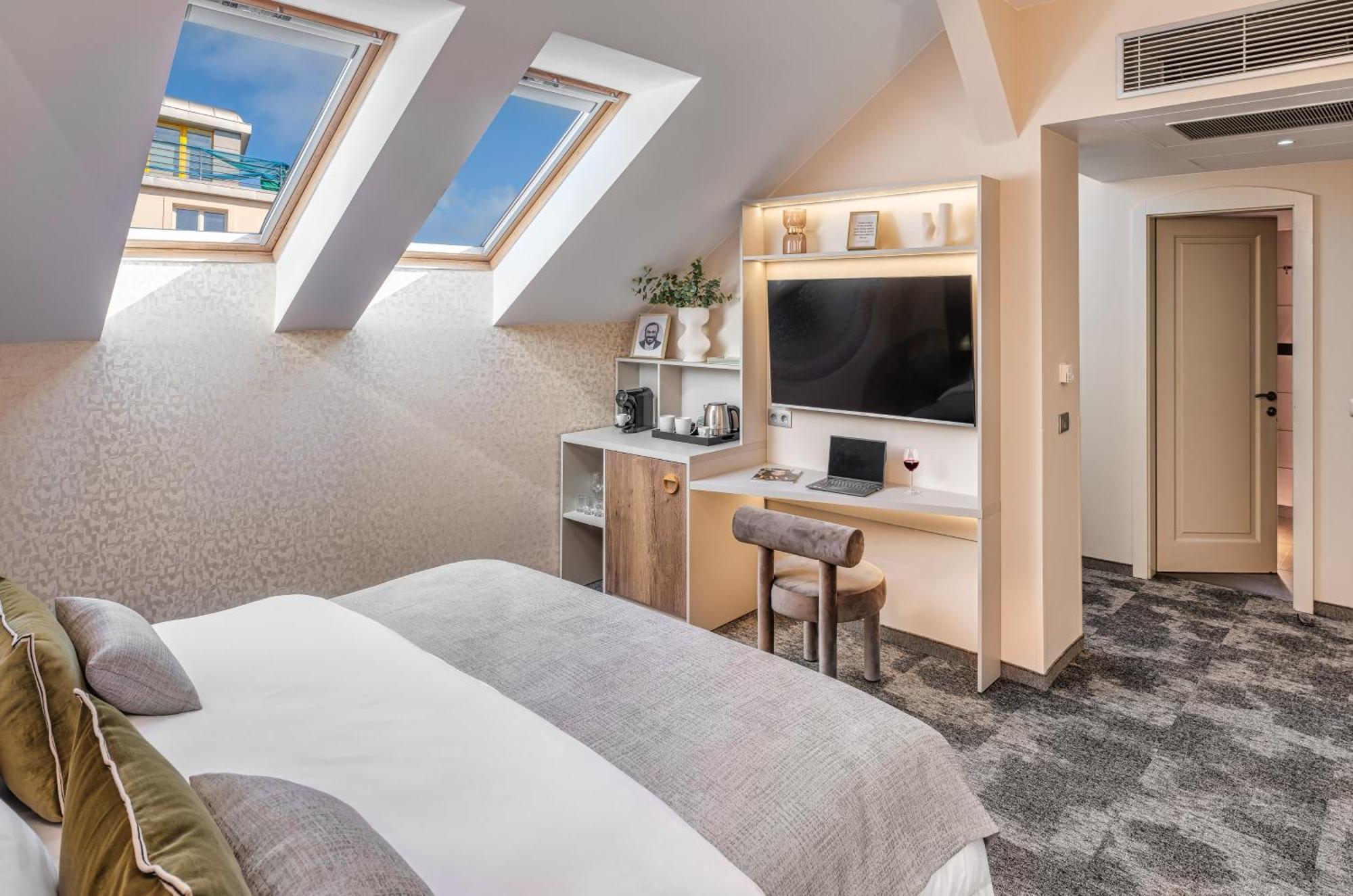 Superior Triple Attic Room,1559661346:JPEG