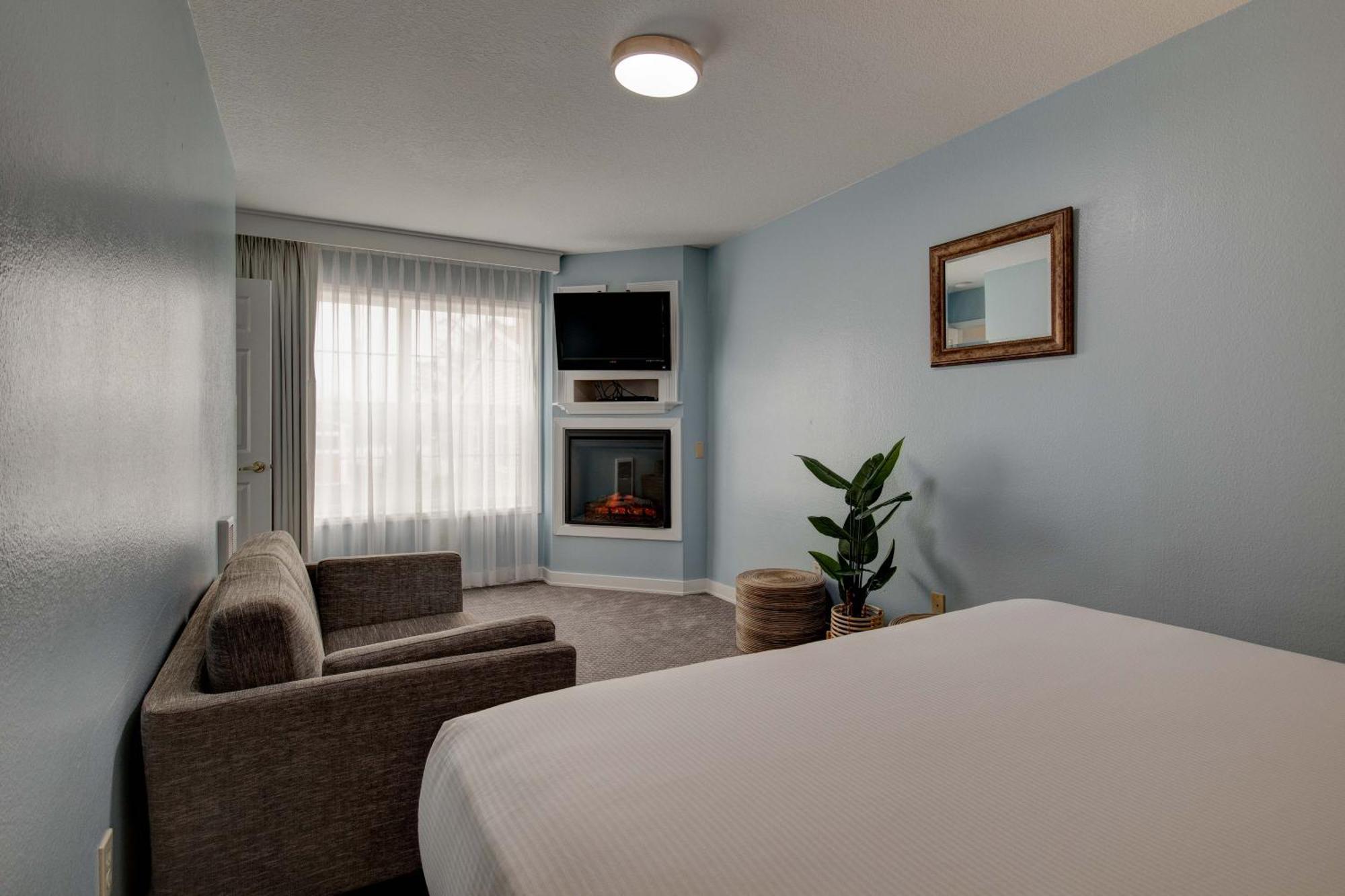 Partial Ocean View Queen Suite Jetted Tub