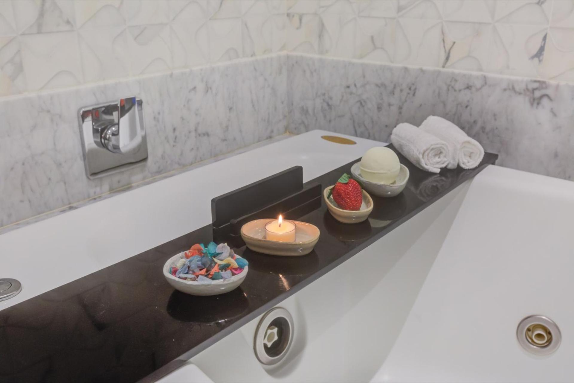 Deluxe Suite Spa Bath