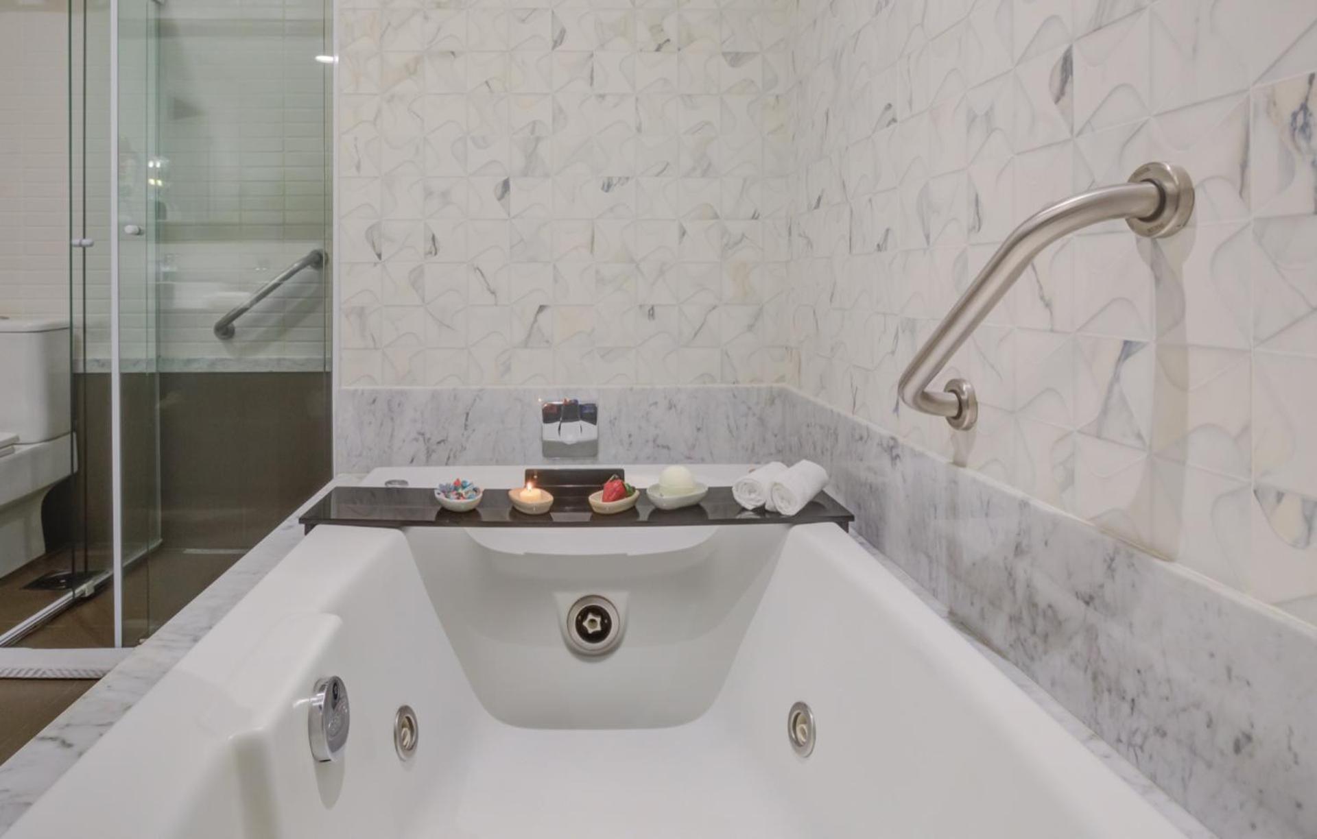 Deluxe Suite Spa Bath