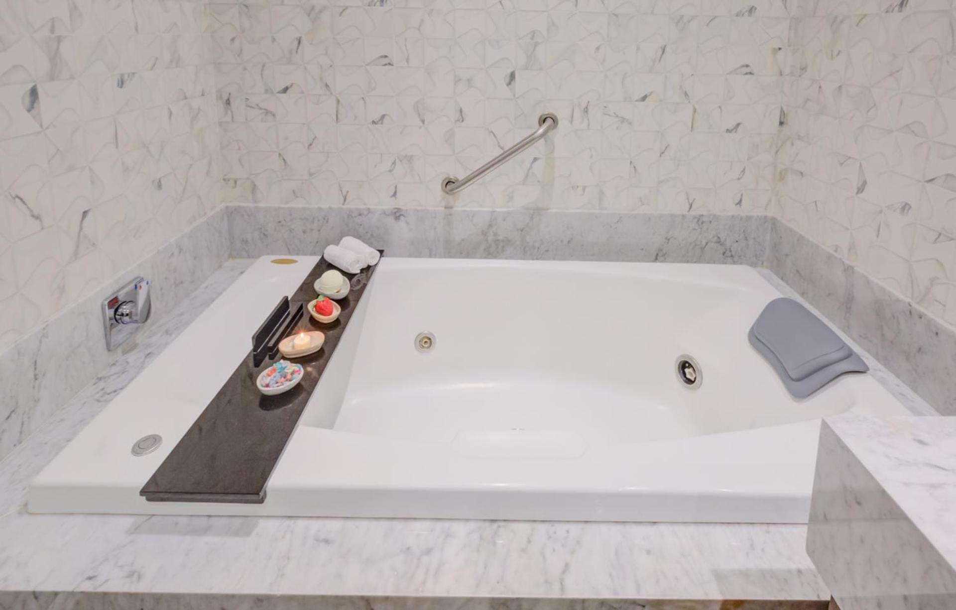 Deluxe Suite Spa Bath