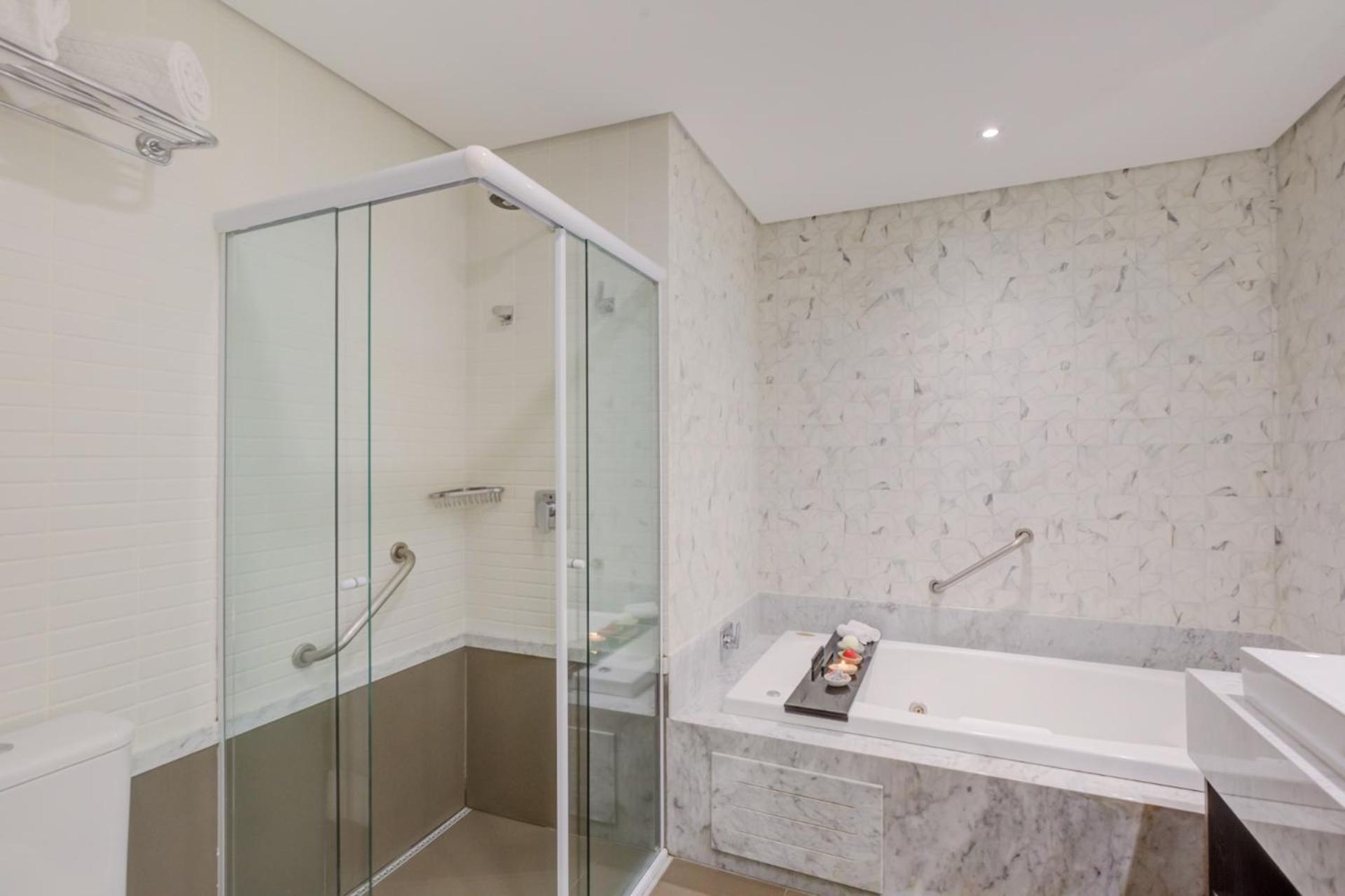 Deluxe Suite Spa Bath